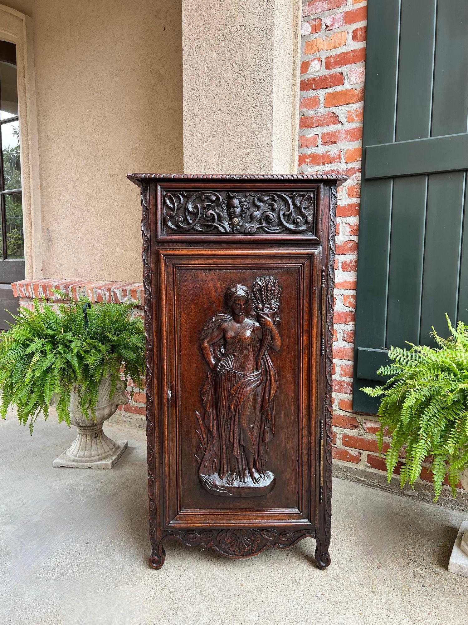 Antique cabinet français sculpté en chêne, déesse grecque de la moisson d'une corne d'abondance en vente 5