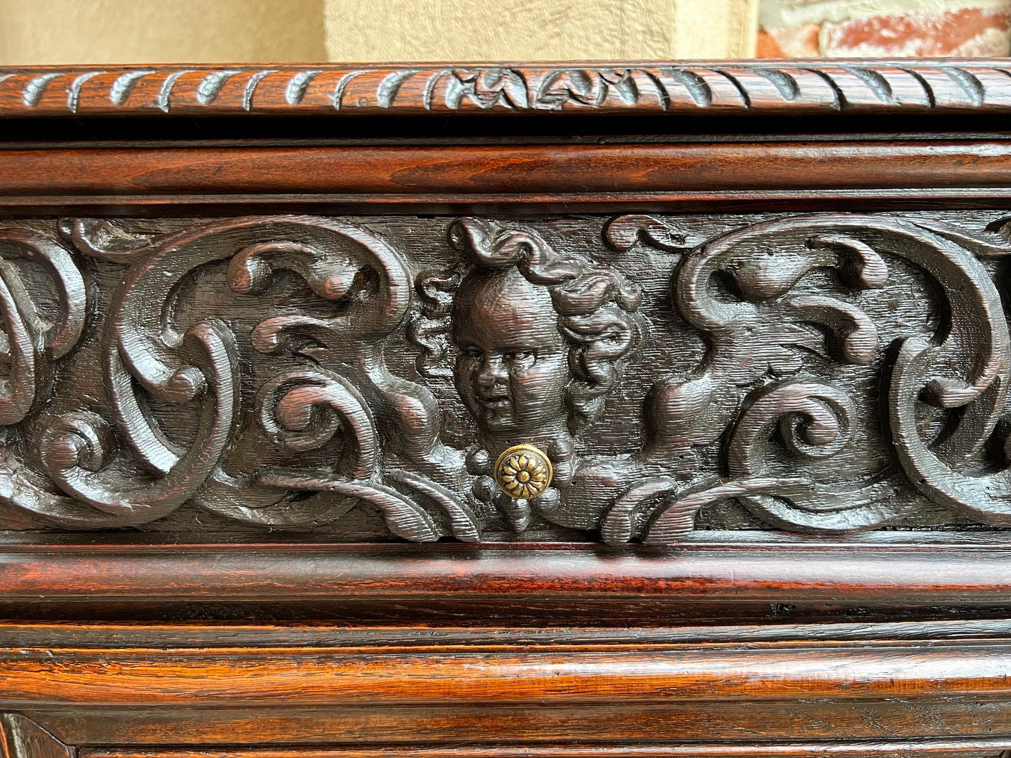 Antique cabinet français sculpté en chêne, déesse grecque de la moisson d'une corne d'abondance en vente 7