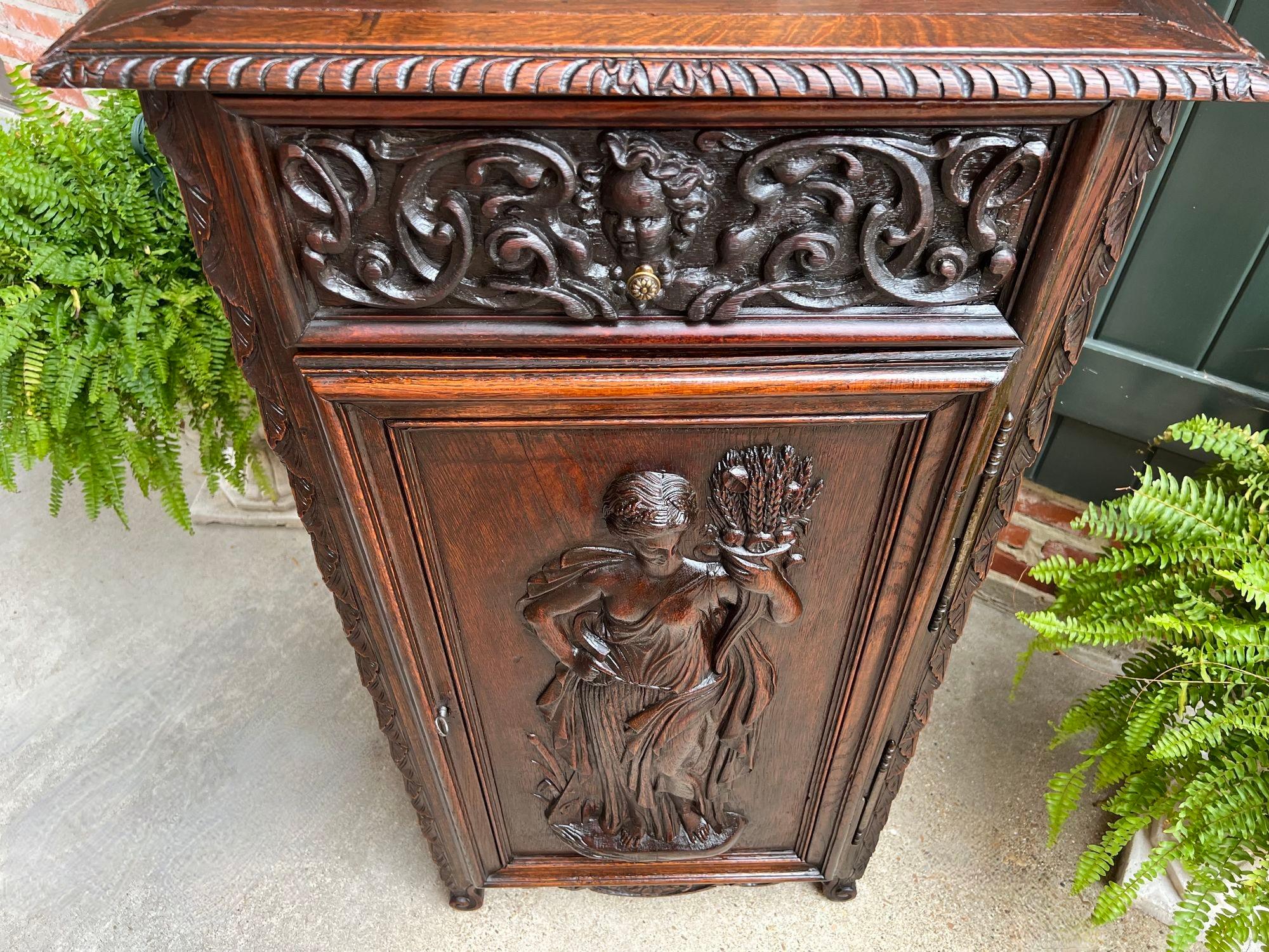 Provincial français Antique cabinet français sculpté en chêne, déesse grecque de la moisson d'une corne d'abondance en vente