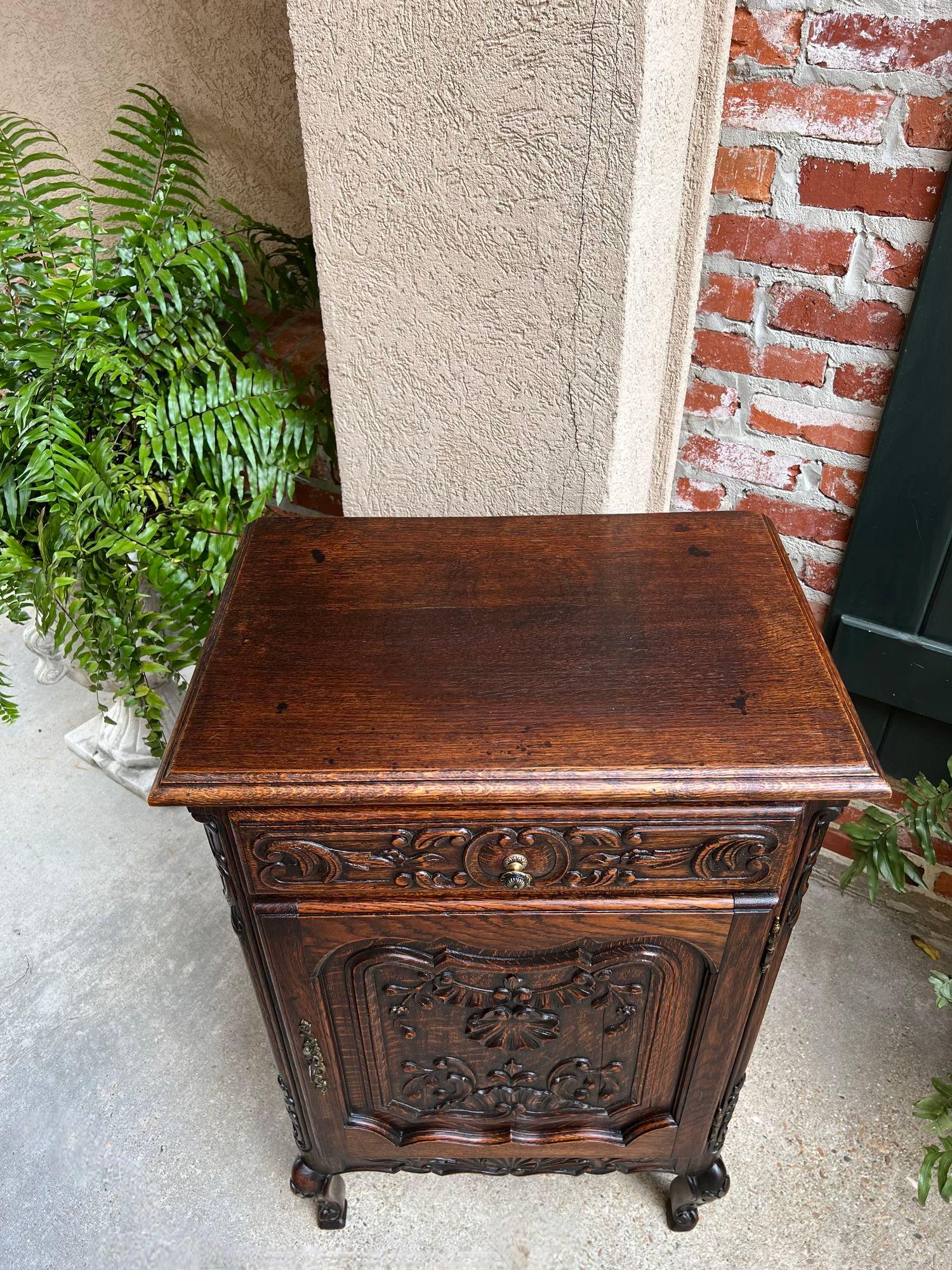 Antique French Cabinet Roble Tallado Louis XV Petite Foyer Mesa Auxiliar c1890 en venta 12