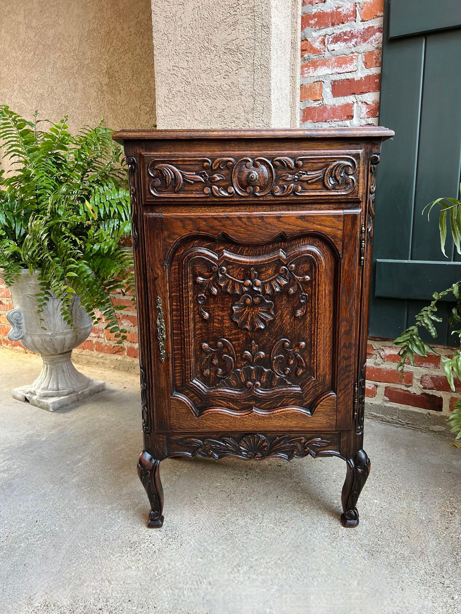 Antiguo Gabinete Francés de Roble Tallado Luis XV Petite Foyer Side Table c1890.

Directo de Francia, un 