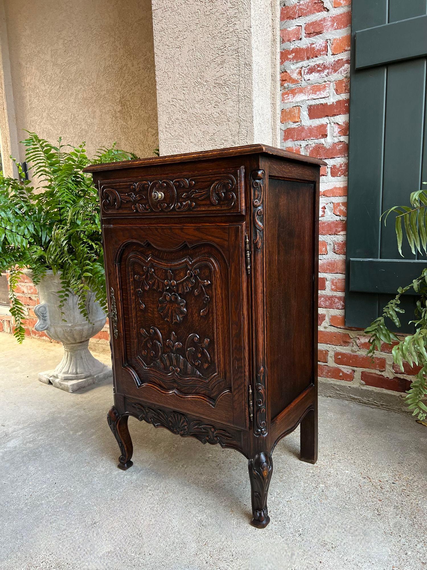 Antique French Cabinet Roble Tallado Louis XV Petite Foyer Mesa Auxiliar c1890 Luis XV en venta