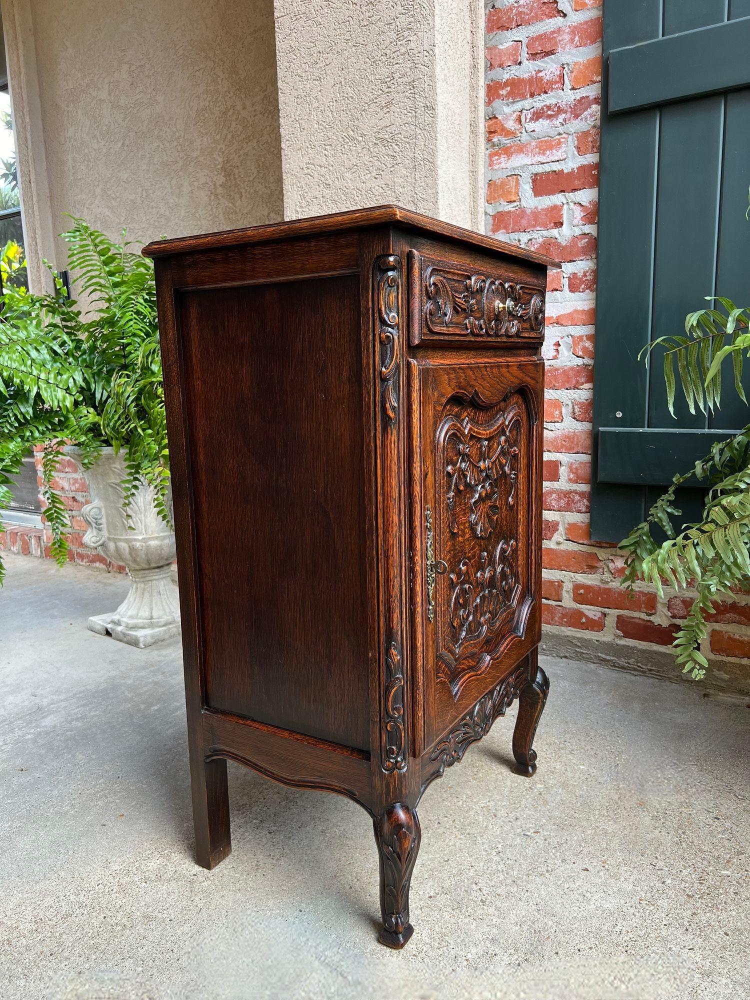 Antique French Cabinet Roble Tallado Louis XV Petite Foyer Mesa Auxiliar c1890 Tallado a mano en venta