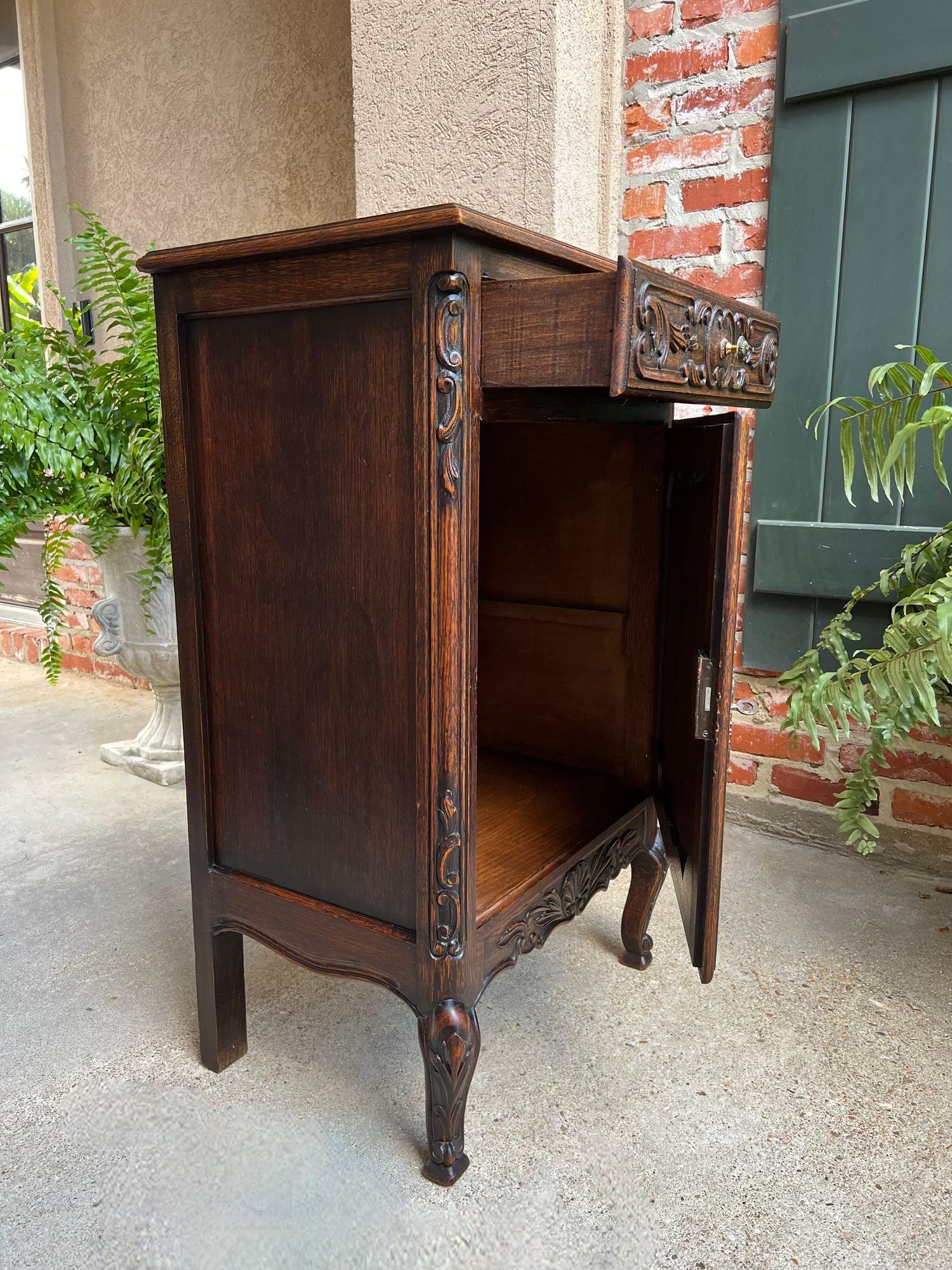 Antique French Cabinet Roble Tallado Louis XV Petite Foyer Mesa Auxiliar c1890 en Bueno estado para la venta en Shreveport, LA