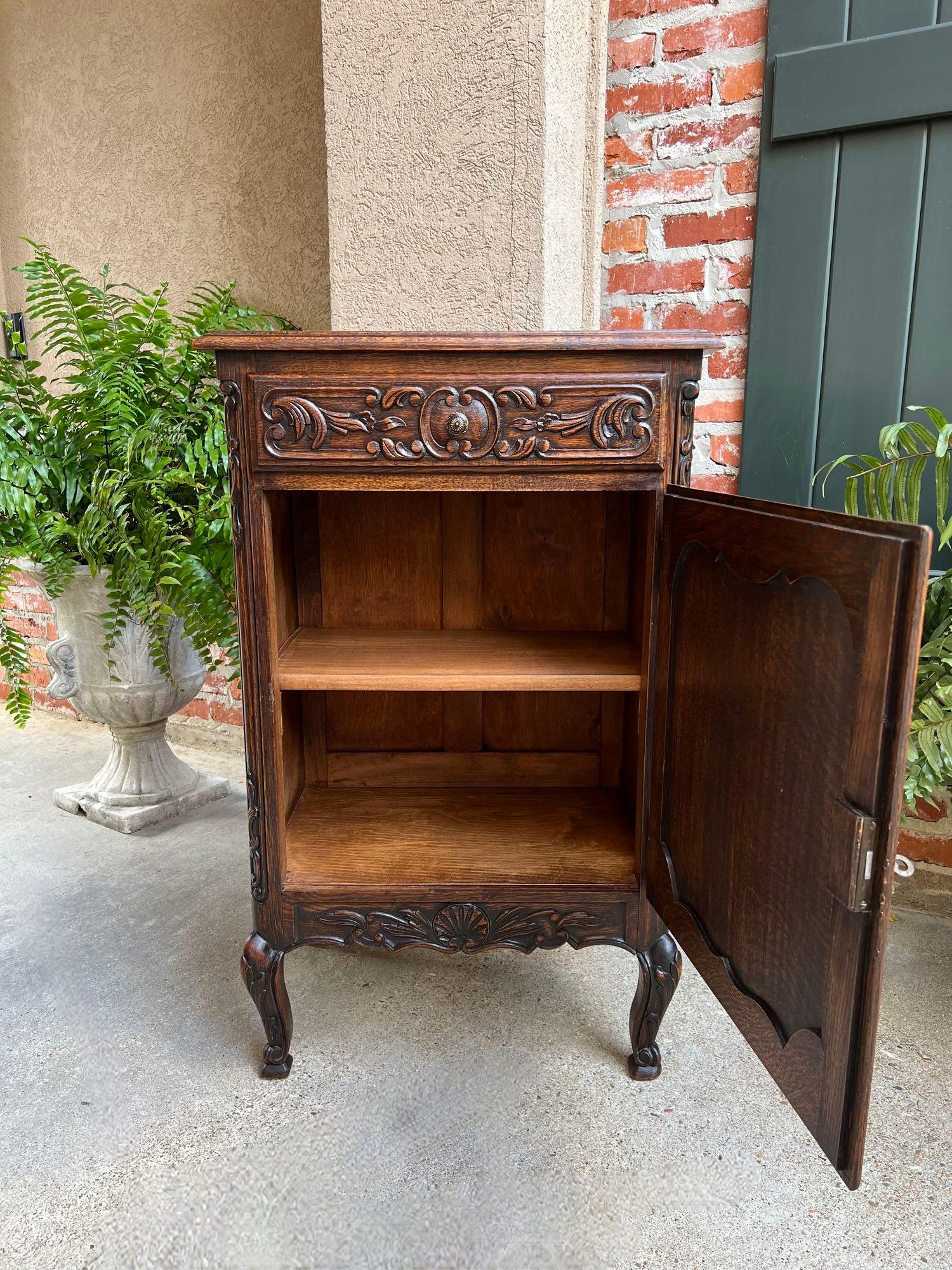 Antique French Cabinet Roble Tallado Louis XV Petite Foyer Mesa Auxiliar c1890 siglo XIX en venta