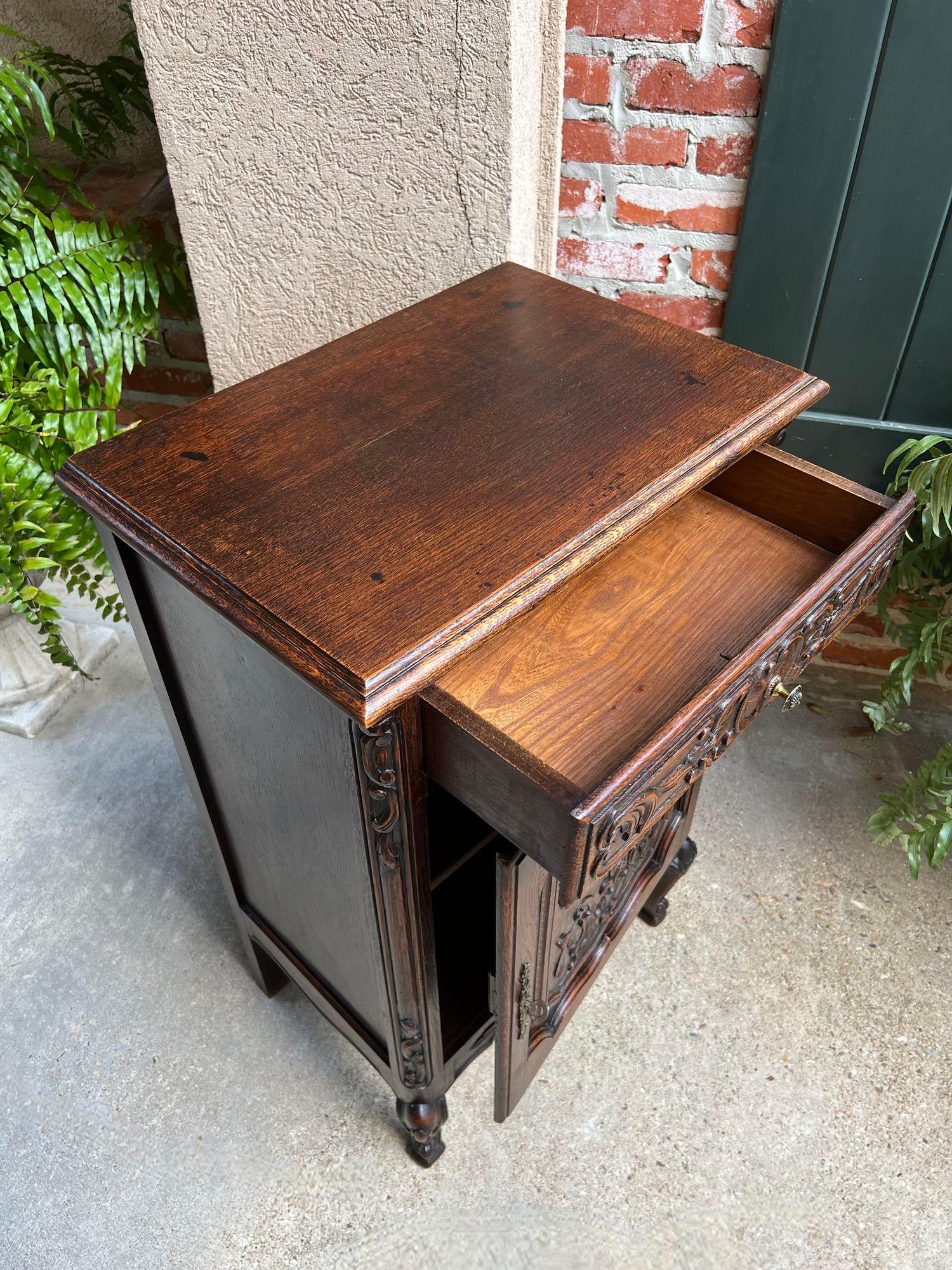 Antique French Cabinet Roble Tallado Louis XV Petite Foyer Mesa Auxiliar c1890 en venta 1