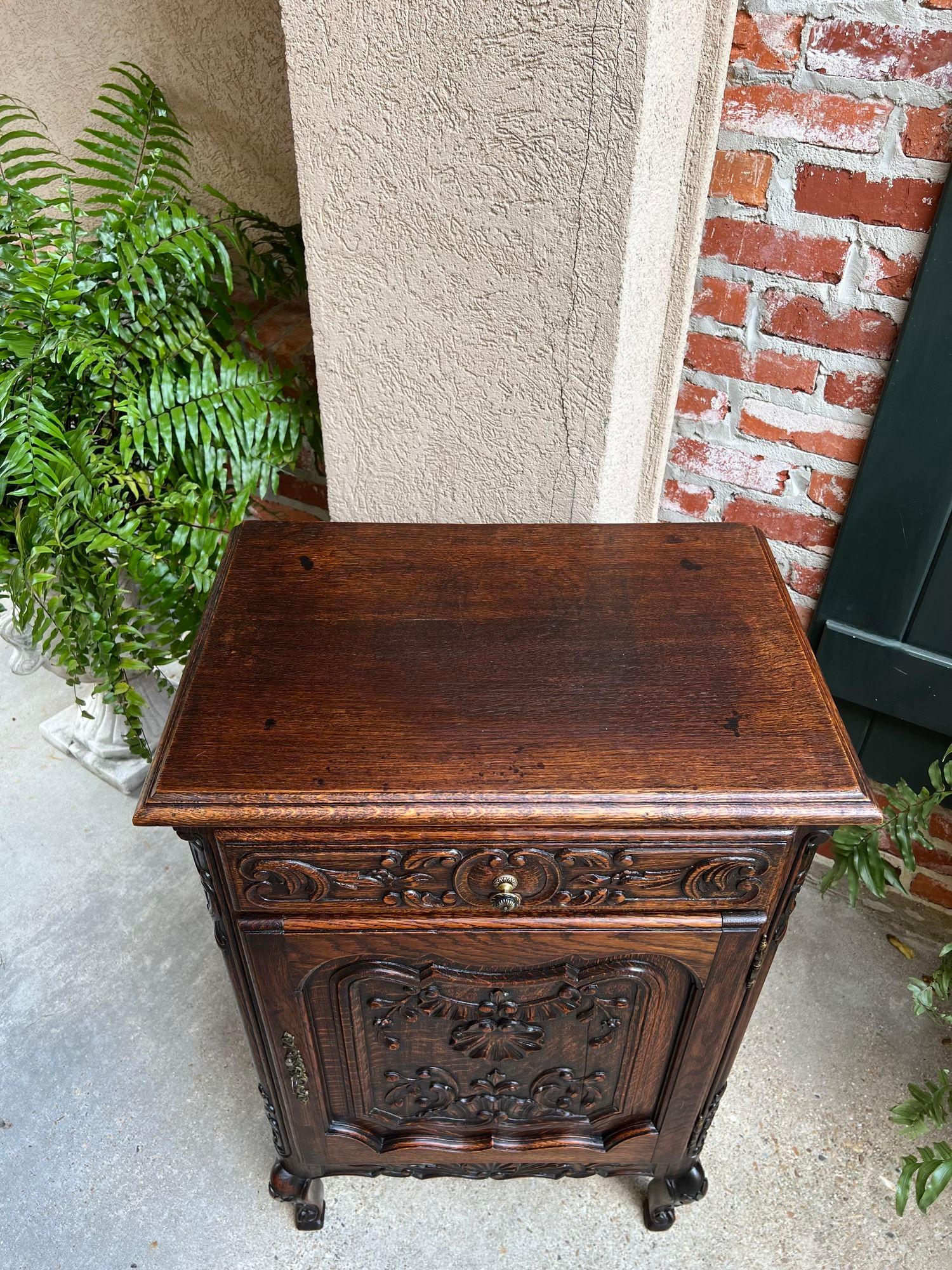 Antique French Cabinet Roble Tallado Louis XV Petite Foyer Mesa Auxiliar c1890 en venta 2