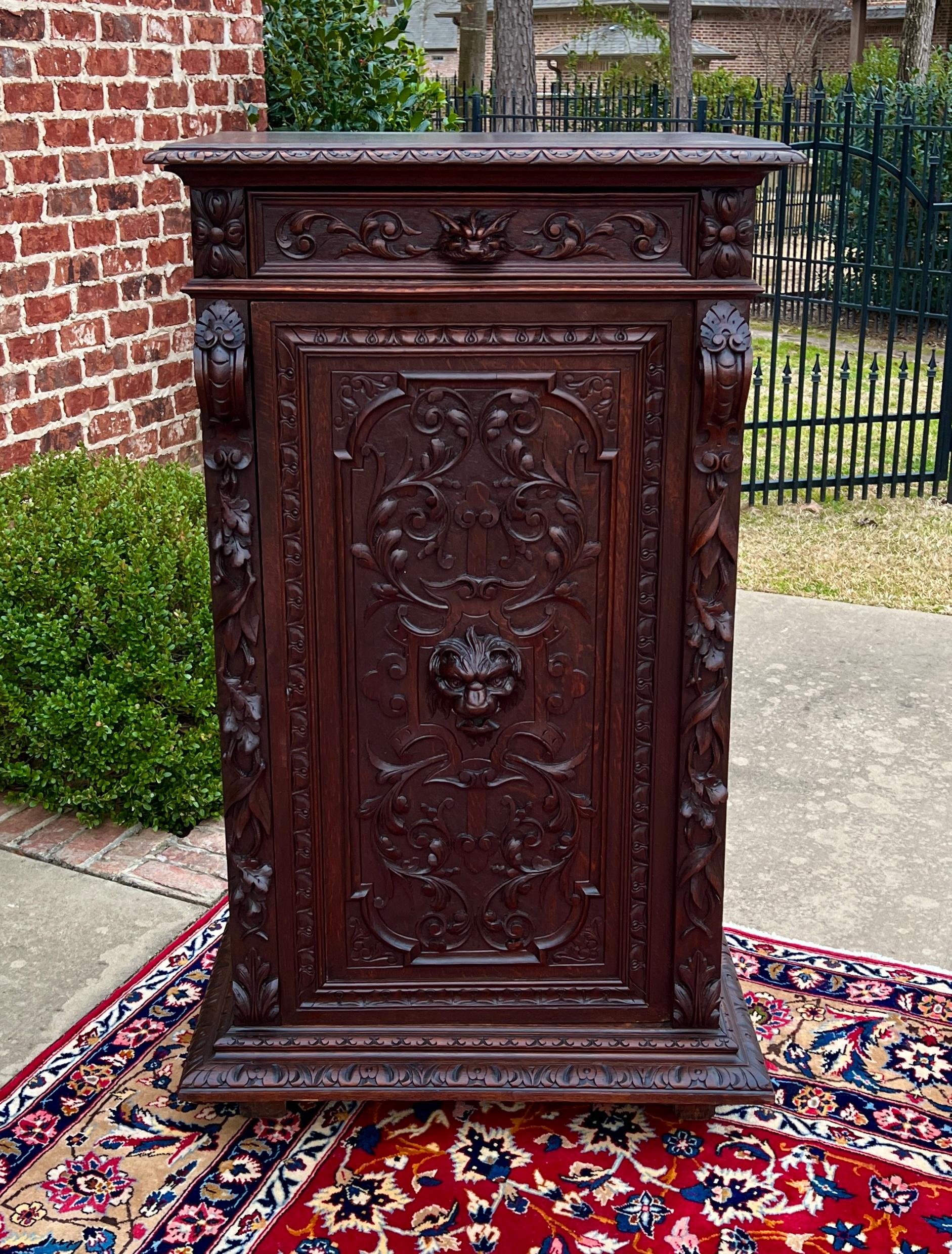 Antique French Cabinet Cupboard Bookcase Storage Drawer Carved Lion Oak 19th C. in vendita 5