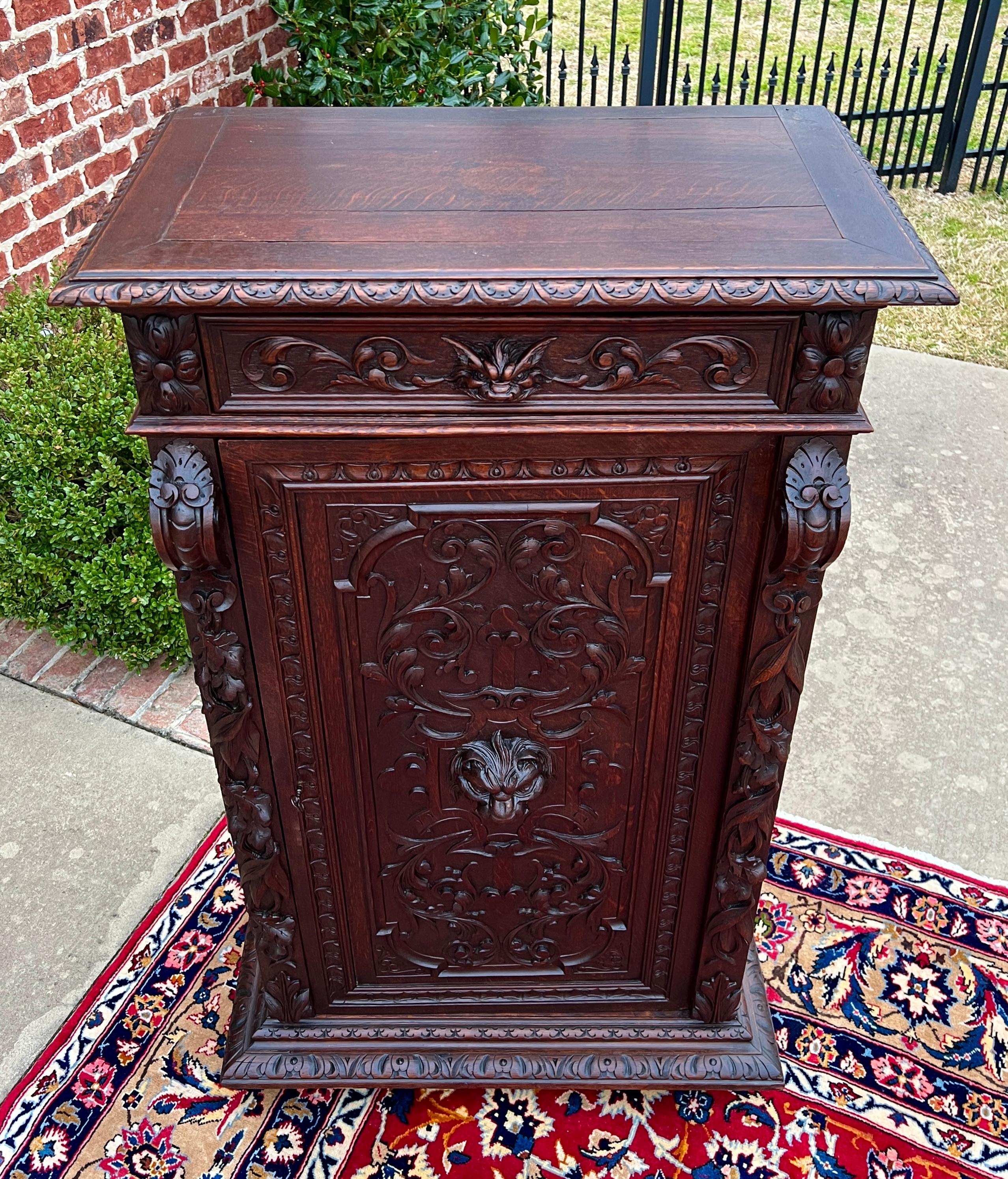 Antique French Cabinet Cupboard Bookcase Storage Drawer Carved Lion Oak 19th C. In condizioni buone in vendita a Tyler, TX