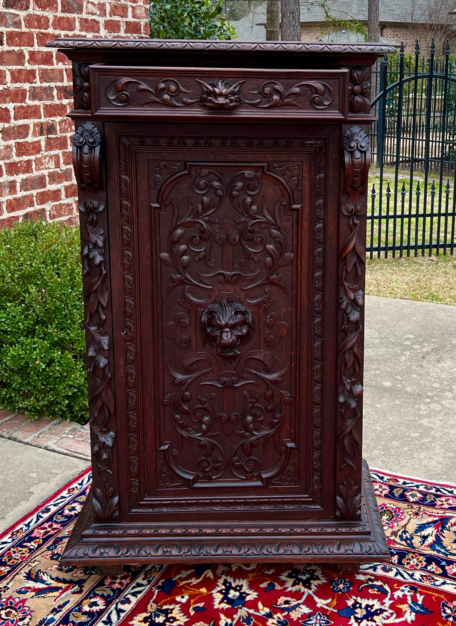 Fine XIX secolo Antique French Cabinet Cupboard Bookcase Storage Drawer Carved Lion Oak 19th C. in vendita