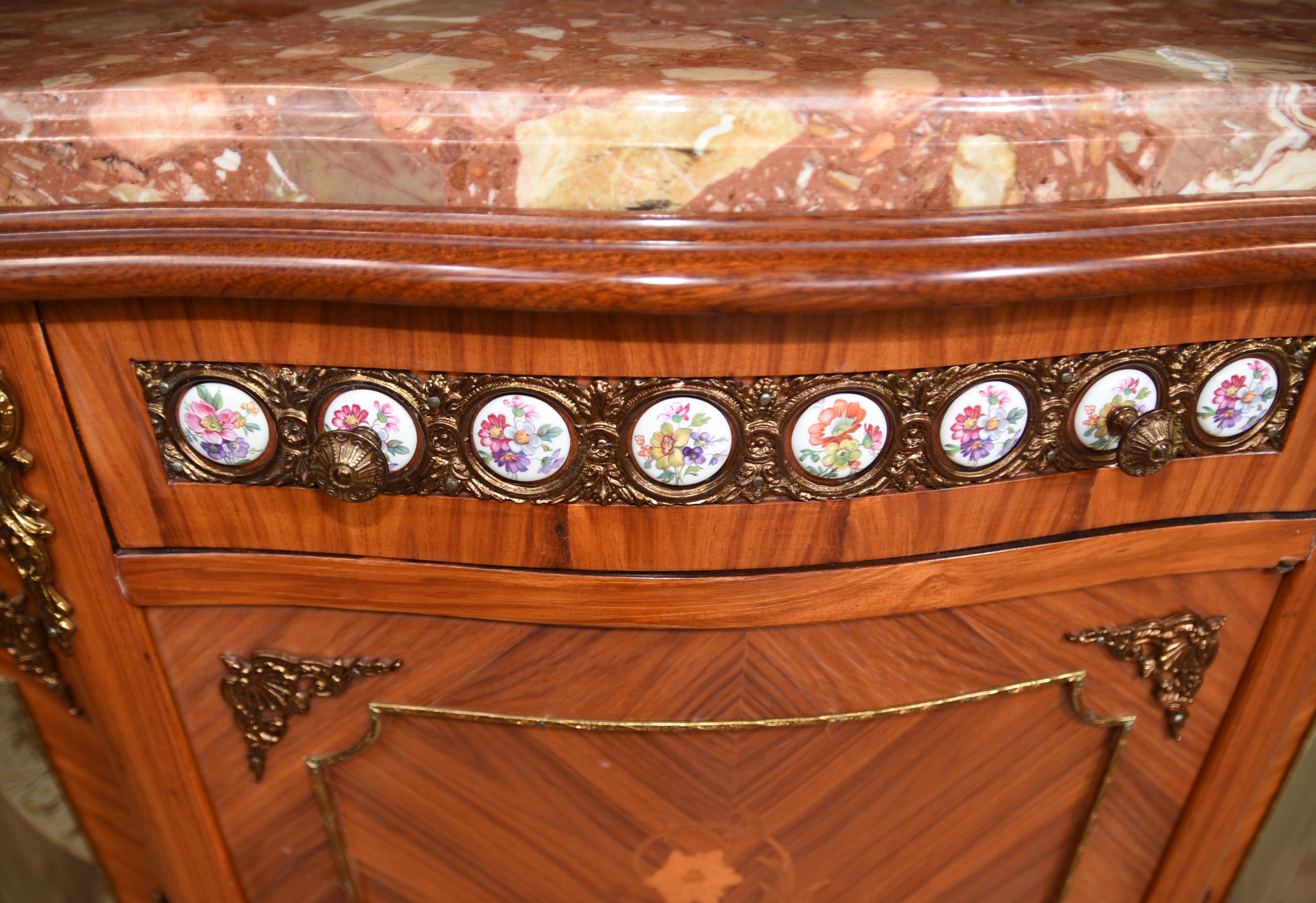 Antiker französischer Schrank, Veilchenholz Sideboard Sevres Porzellan Plaketten im Zustand „Gut“ im Angebot in Potters Bar, GB
