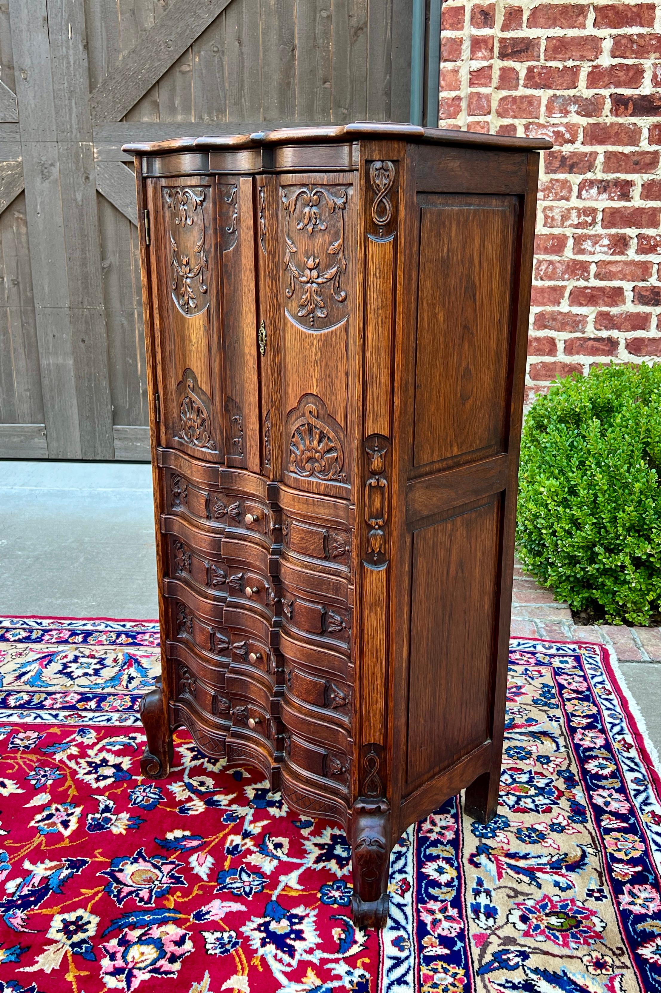 Antiguo Armario Francés Sobre Arcón 4 Cajones Serpentina Roble Tallado c. 1920s en venta 7