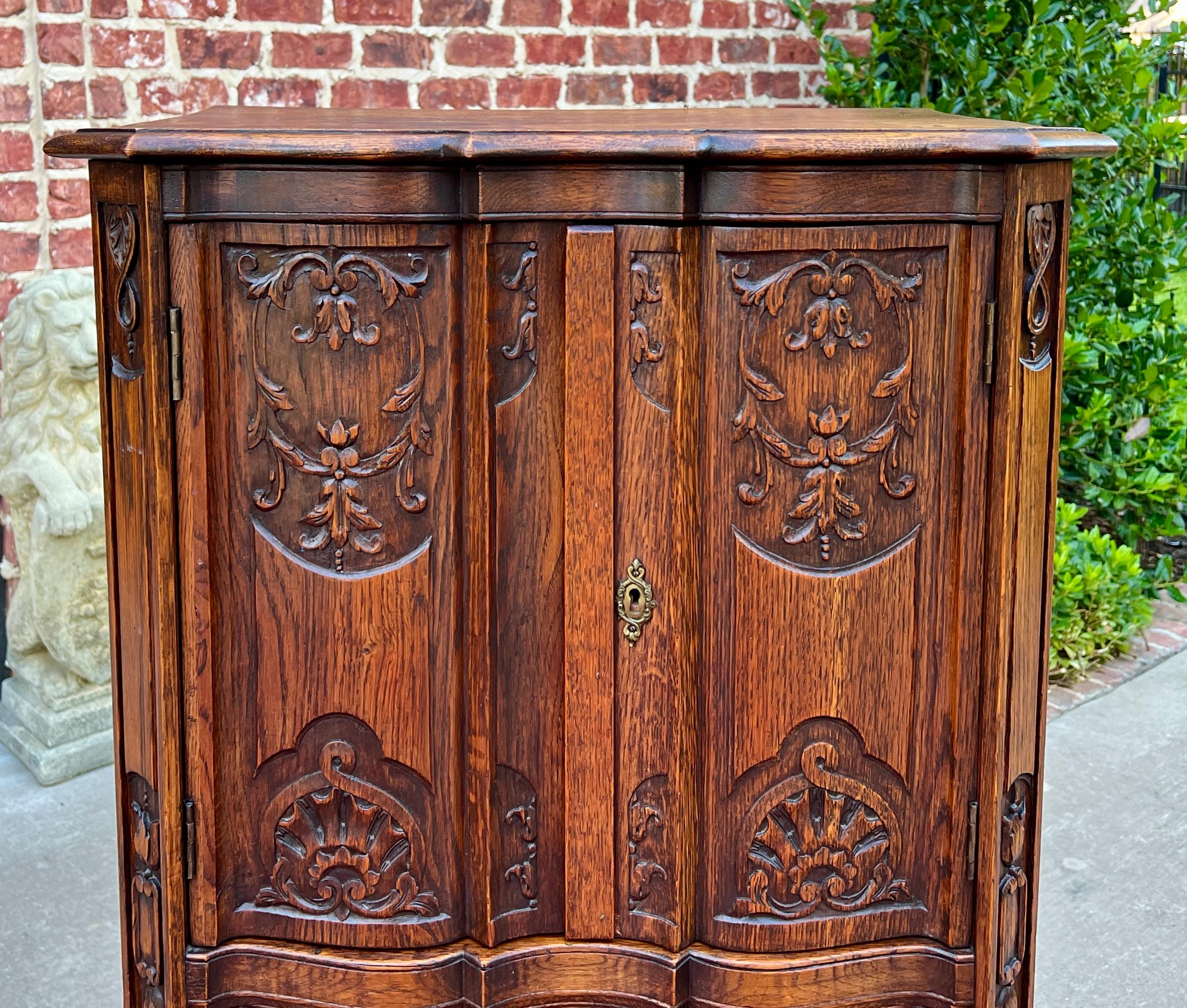 Antiguo Armario Francés Sobre Arcón 4 Cajones Serpentina Roble Tallado c. 1920s en venta 9