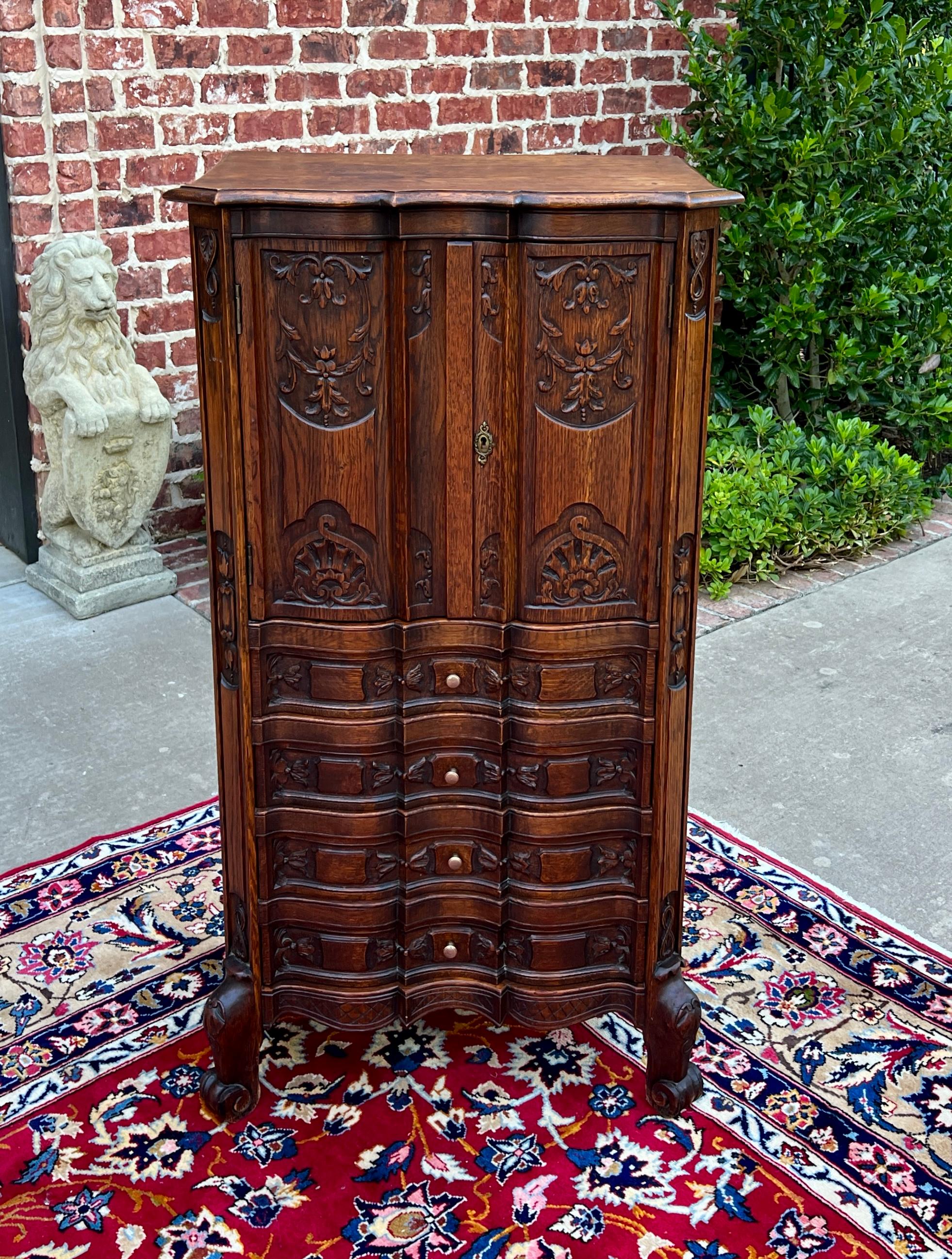 GOROSO y RARO Antiguo Armario Francés de Roble con Puertas Dobles sobre Cómoda de 4 Cajones~~ c.1920s

Este es un EXCELENTE ejemplo de una antigua cómoda clásica de roble de la campiña francesa~~frontal tallado en serpentina con cuatro (4) cajones,