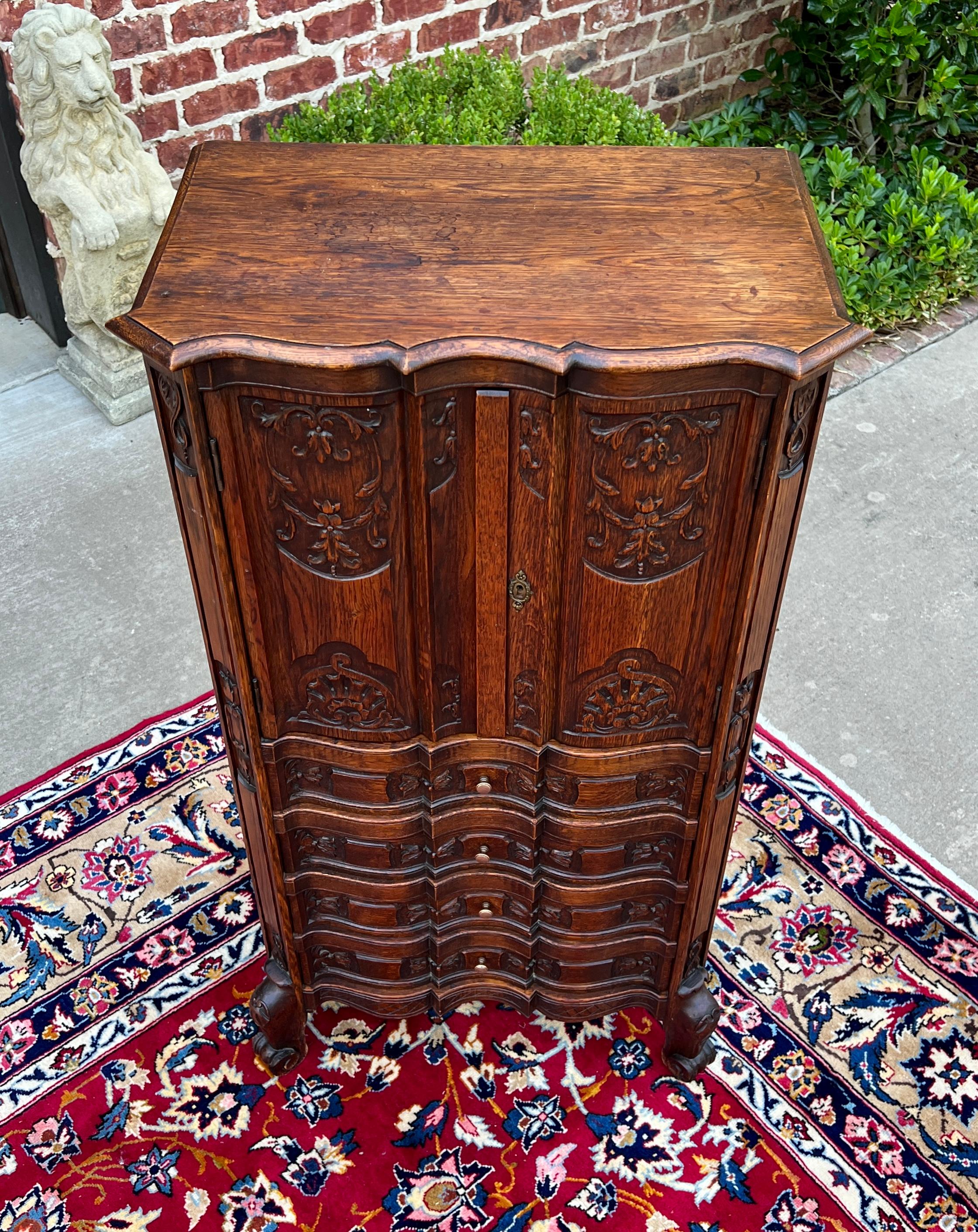 Antiguo Armario Francés Sobre Arcón 4 Cajones Serpentina Roble Tallado c. 1920s Luis XV en venta