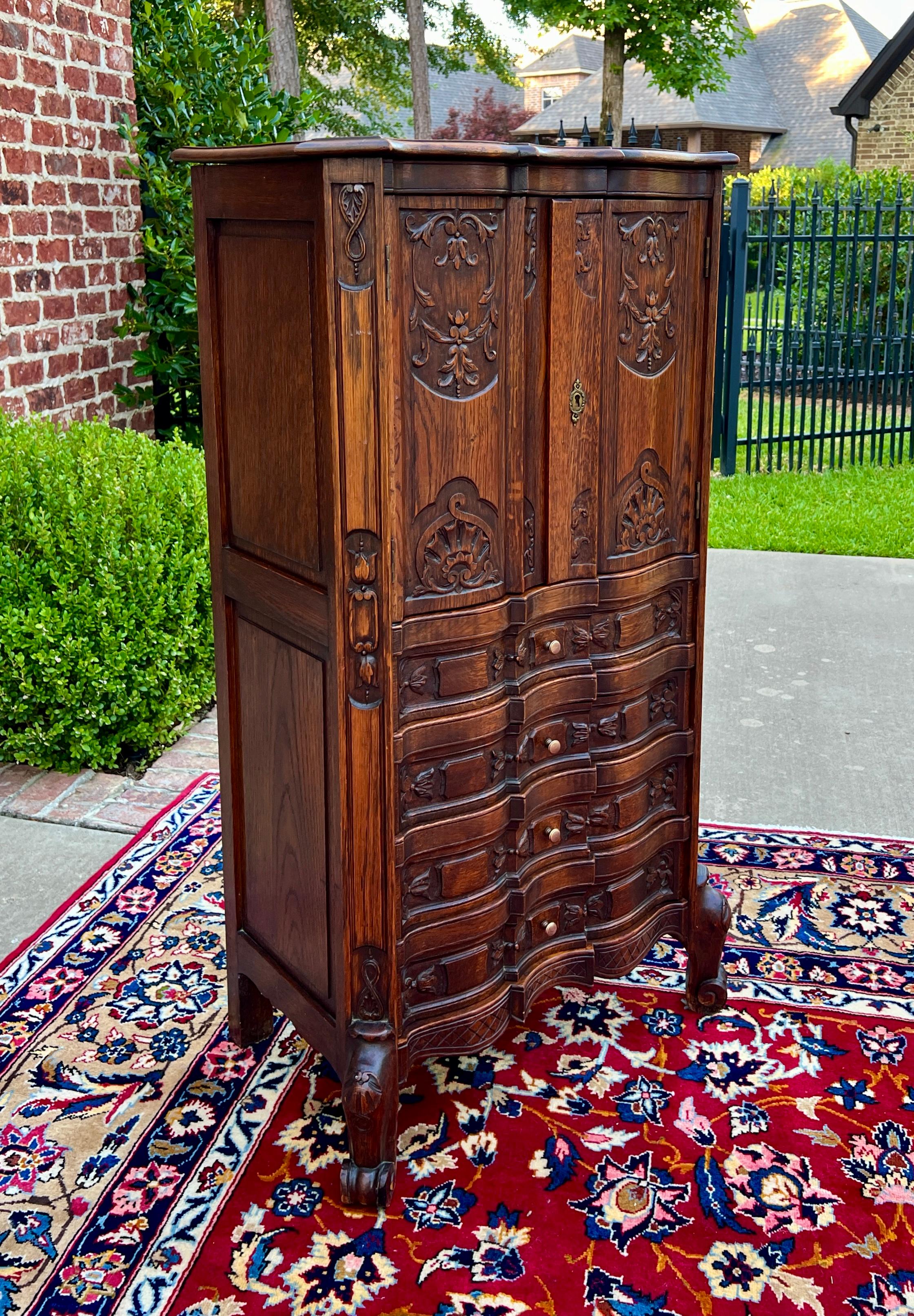 Antiguo Armario Francés Sobre Arcón 4 Cajones Serpentina Roble Tallado c. 1920s en Bueno estado para la venta en Tyler, TX
