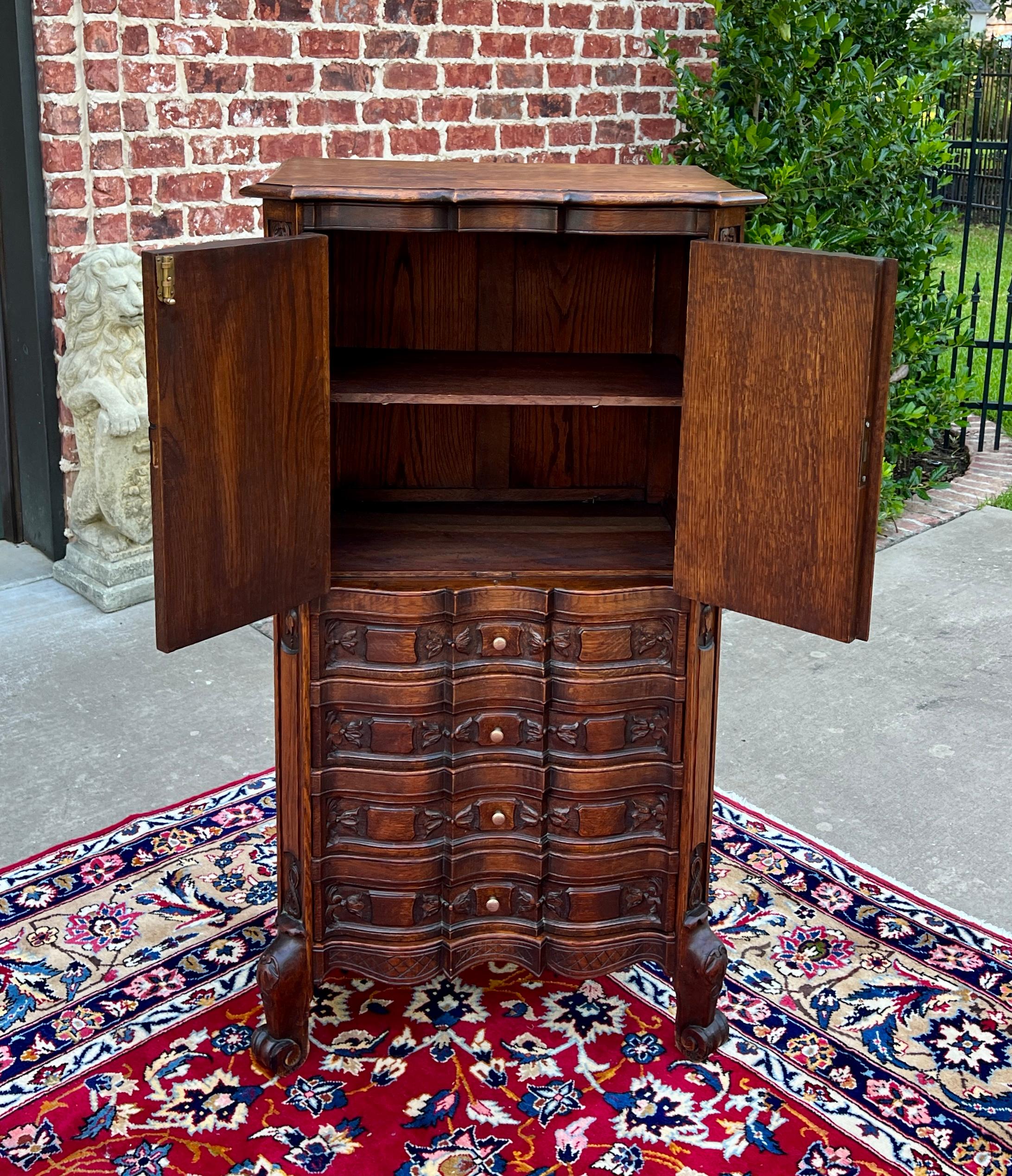 Antiguo Armario Francés Sobre Arcón 4 Cajones Serpentina Roble Tallado c. 1920s en venta 4