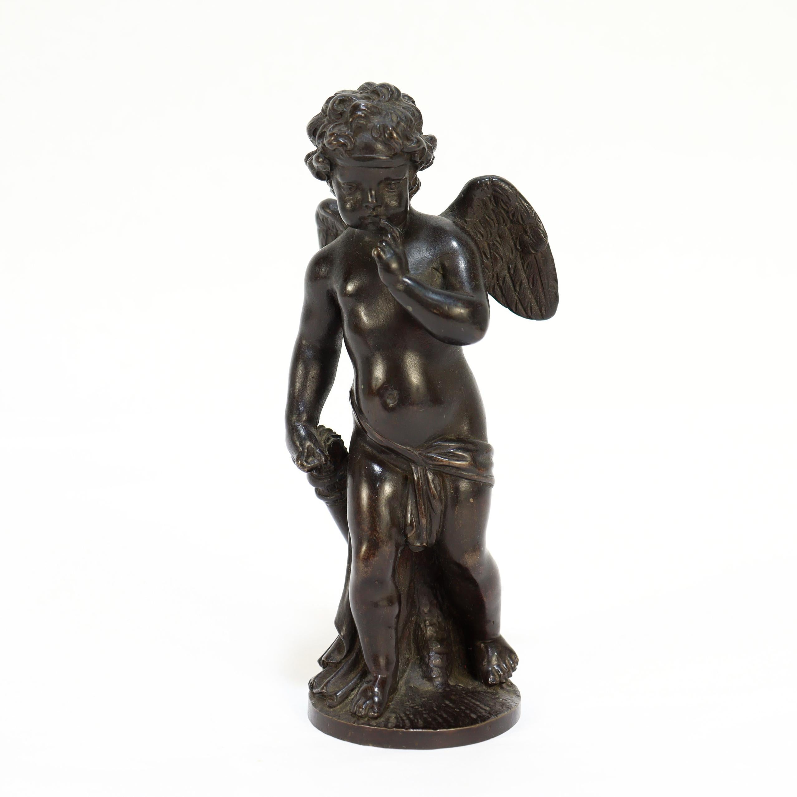 Une sculpture finement modelée, de la taille d'une armoire.

Dans le style de Jean-Marie Pigalle.

Coulée en bronze.

Patine d'usage brun chocolat.

Représentant Cupidon (ou un chérubin avec des ailes) près d'une souche d'arbre, drapé dans un tissu,