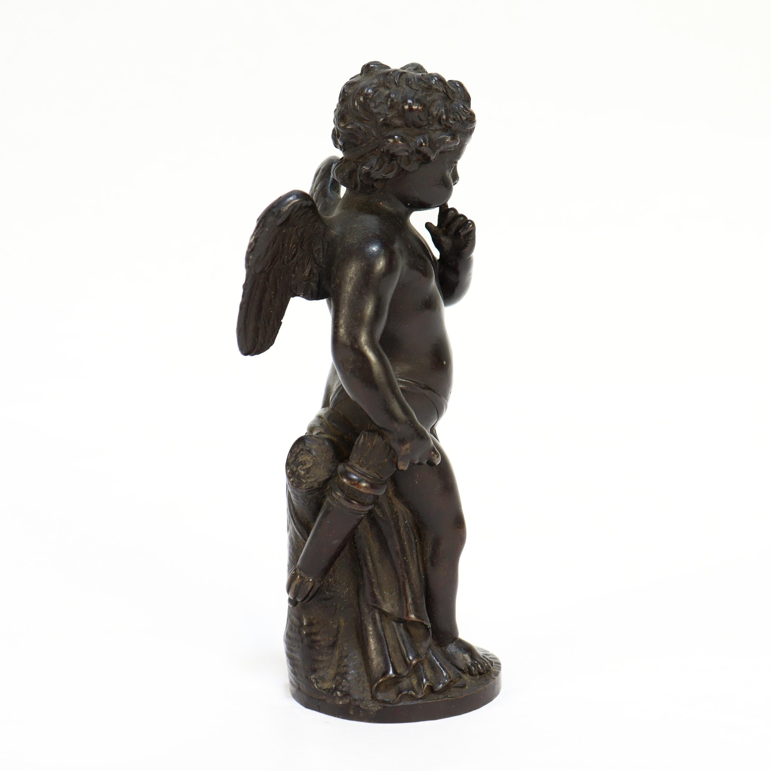 XIXe siècle Bronze français ancien représentant Cupidon avec un carquois de flèches en vente