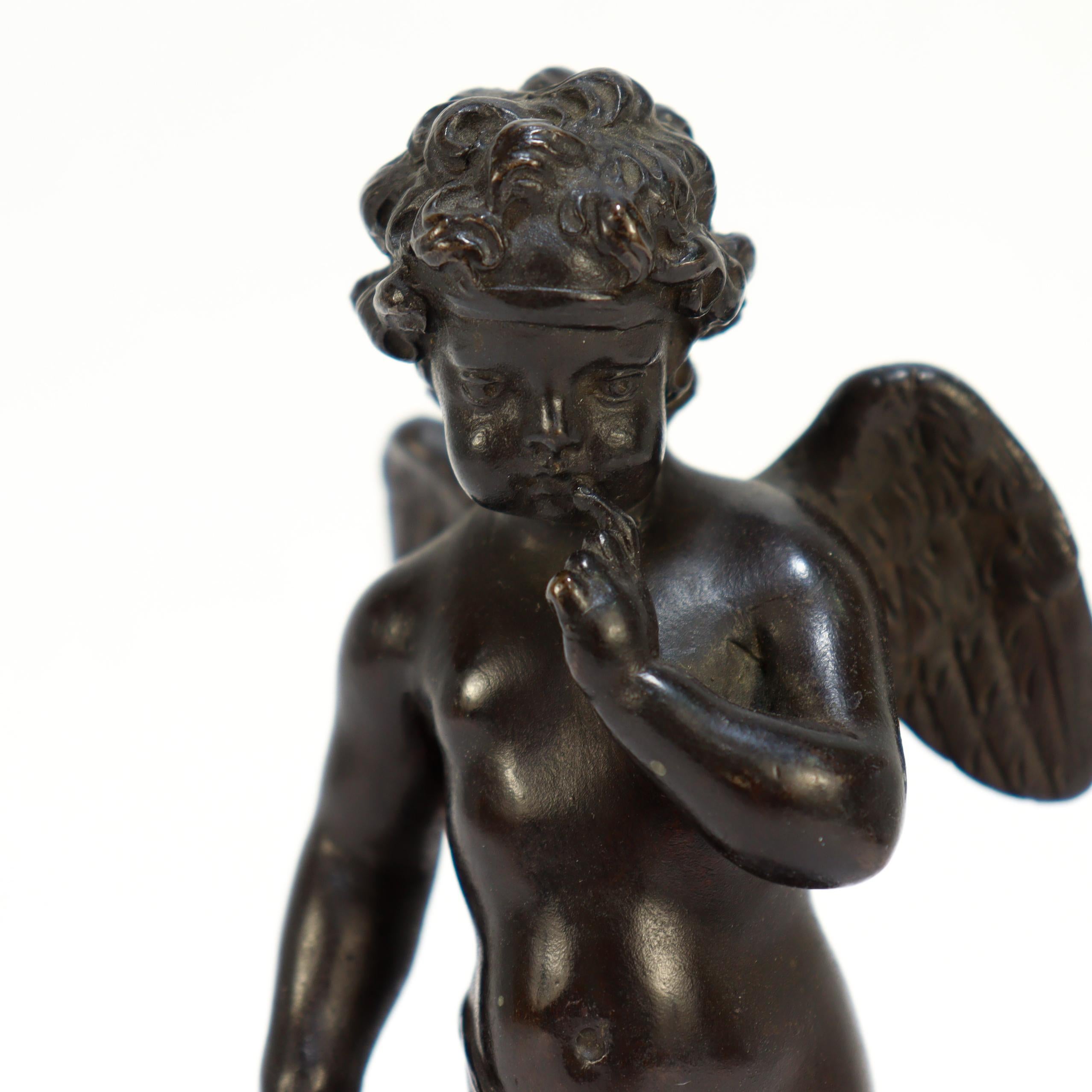 Bronze français ancien représentant Cupidon avec un carquois de flèches en vente 2