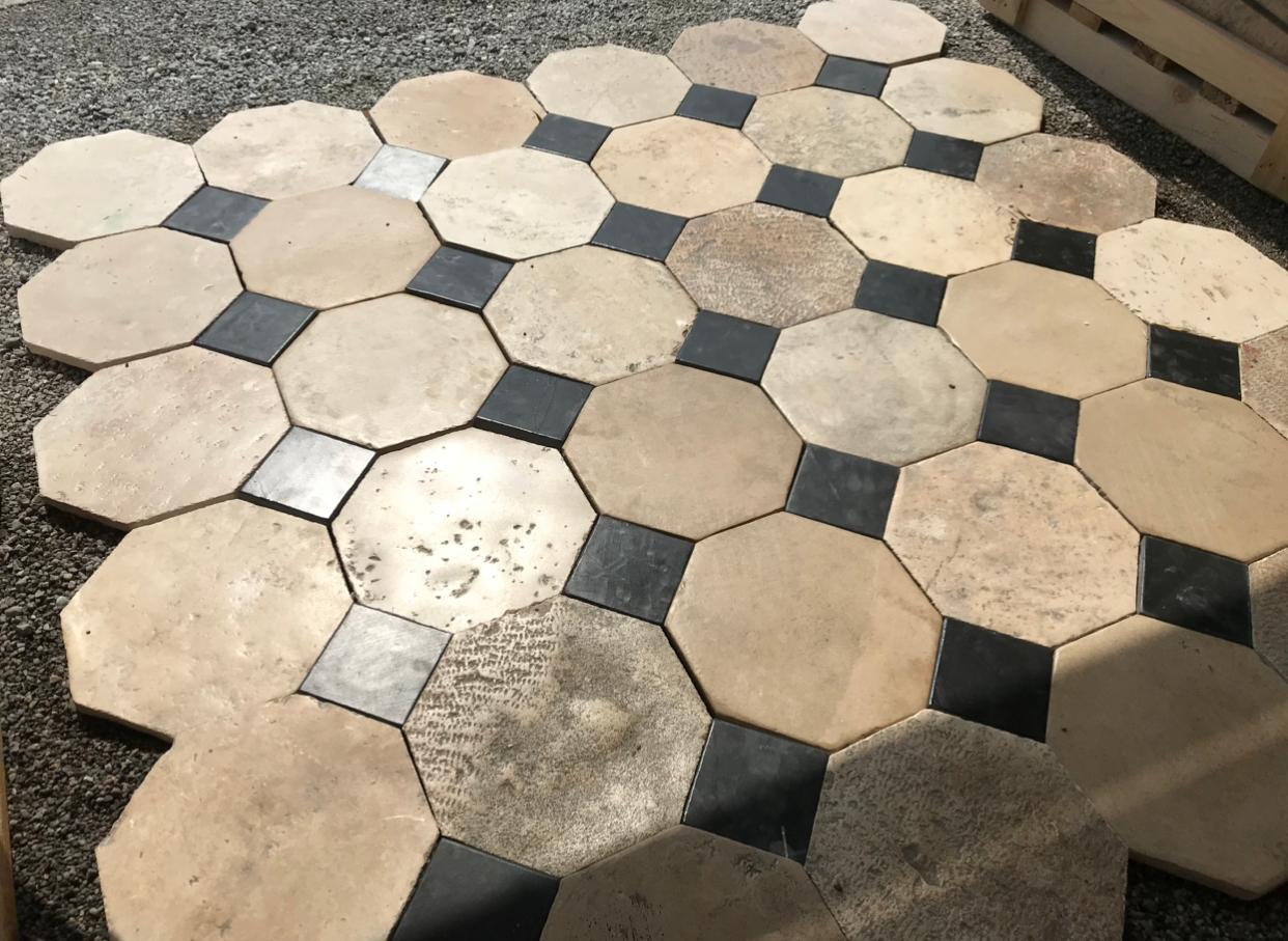 Antique French Cabochon in Bourgogne Limestone Flooring, 18th Century In Excellent Condition For Sale In Forte Dei Marmi, IT