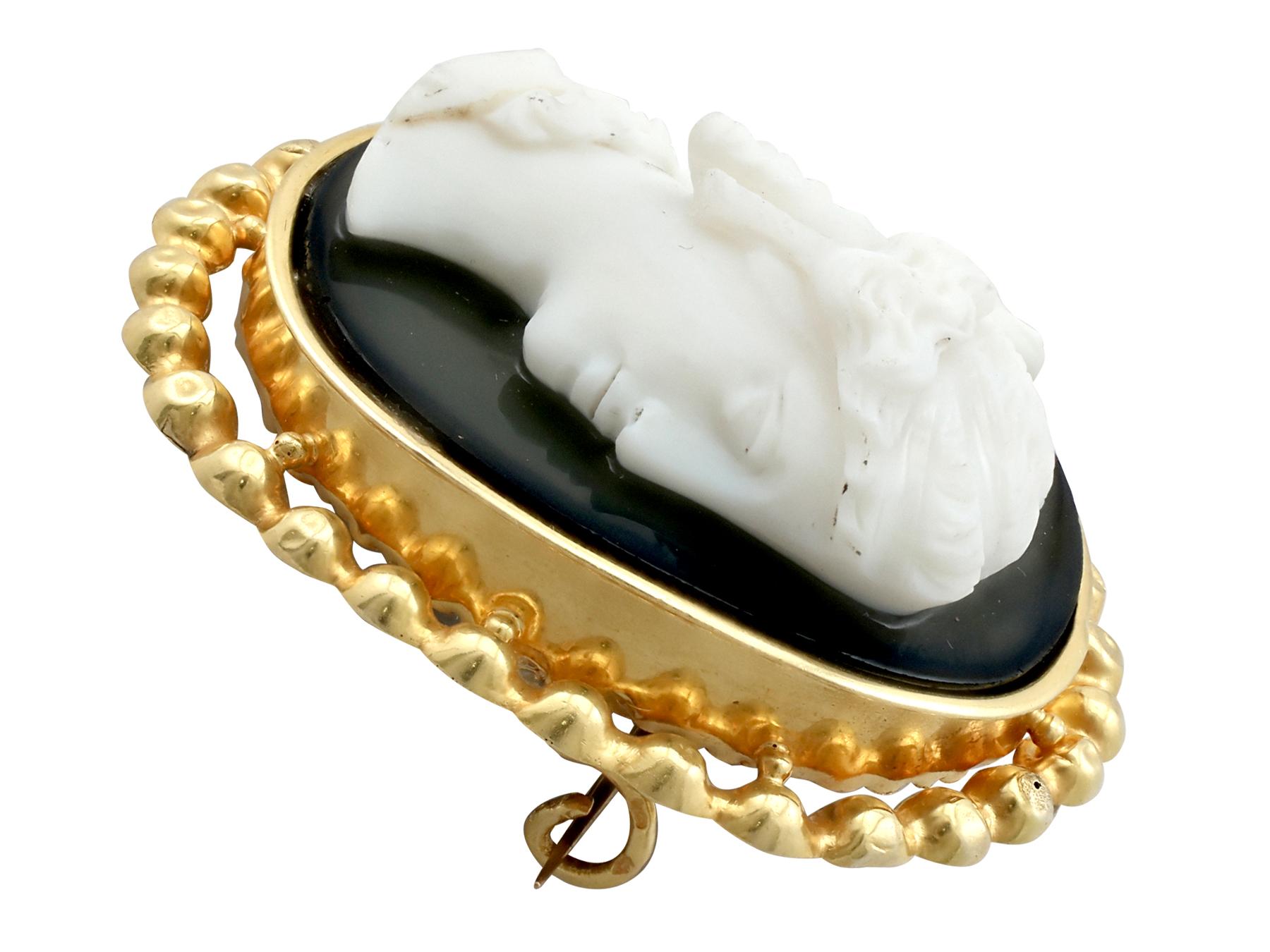 Women's or Men's Antique French Cameo Brooch or Pendant in Yellow Gold, circa 1880 For Sale