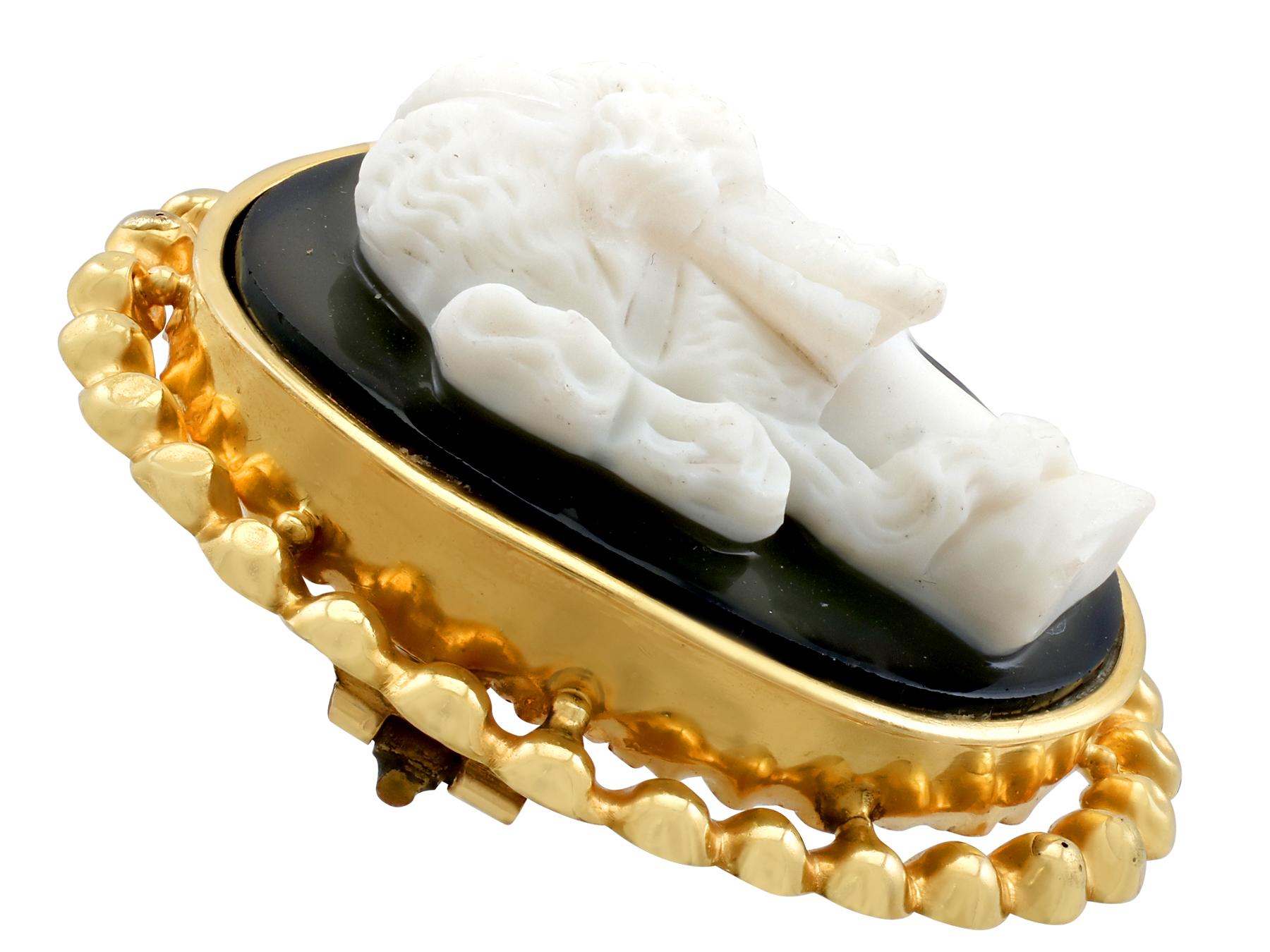 Antique French Cameo Brooch or Pendant in Yellow Gold, circa 1880 For Sale 1