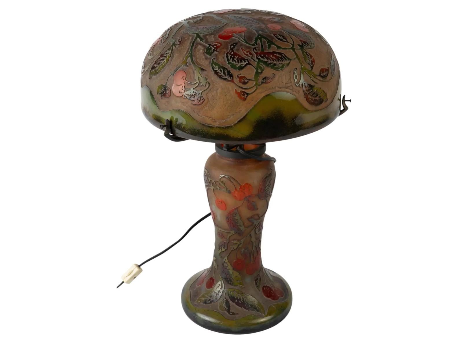 Autrichien Lampe de bureau française ancienne en verre camée par Richard en vente