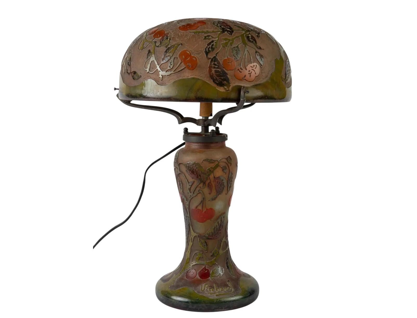 Début du 20ème siècle Lampe de bureau française ancienne en verre camée par Richard en vente