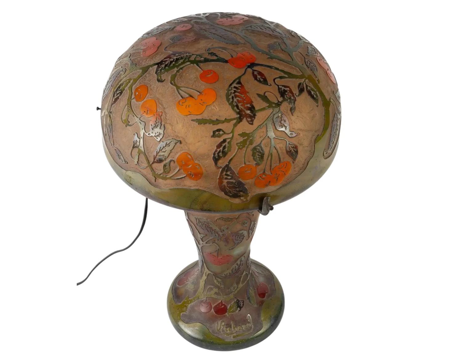 Verre d'art Lampe de bureau française ancienne en verre camée par Richard en vente