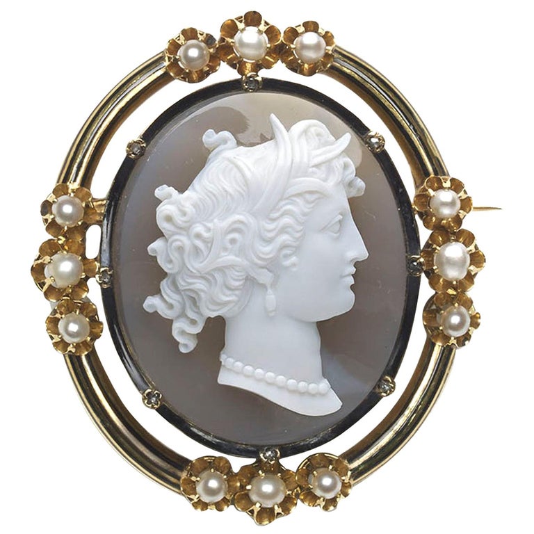 Broche ancienne en or avec camée français en perles et diamants - En vente  sur 1stDibs