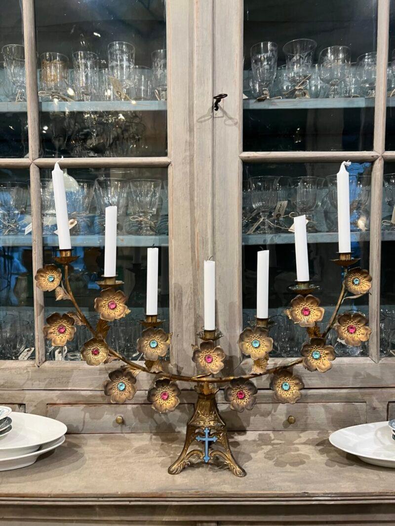 Beau chandelier/candélabre antique en forme de bateau, pour 7 bougies.

Également connu sous le nom de candélabre de Thanksgiving, il date d'environ 1900 et provient de l'Église catholique. Appelés ainsi, car ils étaient donnés à l'église, souvent