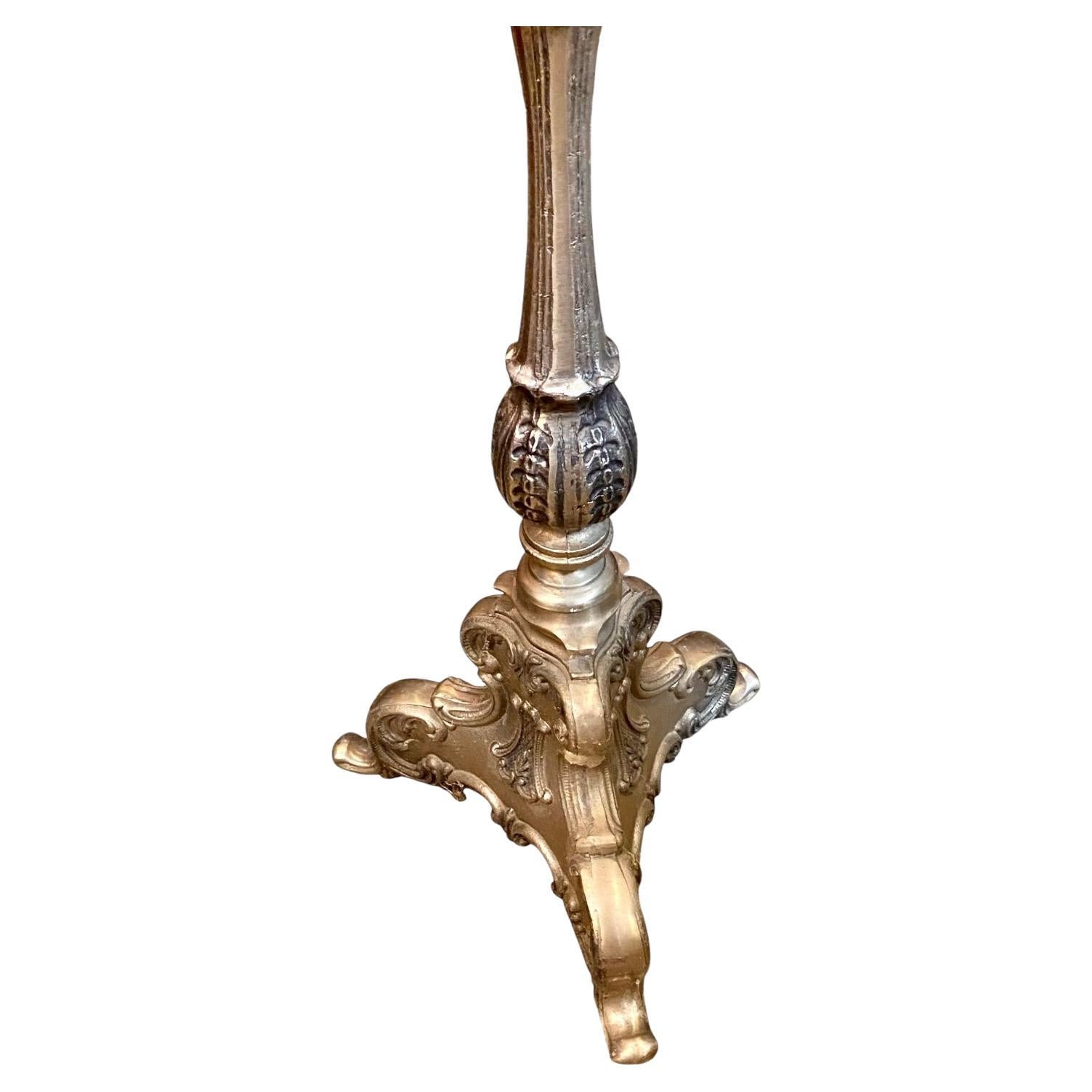 Lampe à bougie en terre cuite ancienne française du début du 20e siècle. L'étalon a été refait avec un bougeoir en terre cuite, un manchon de bougie, une ampoule à flamme et un interrupteur à pied. 

Il dégage un aspect inhabituel, mystérieux et