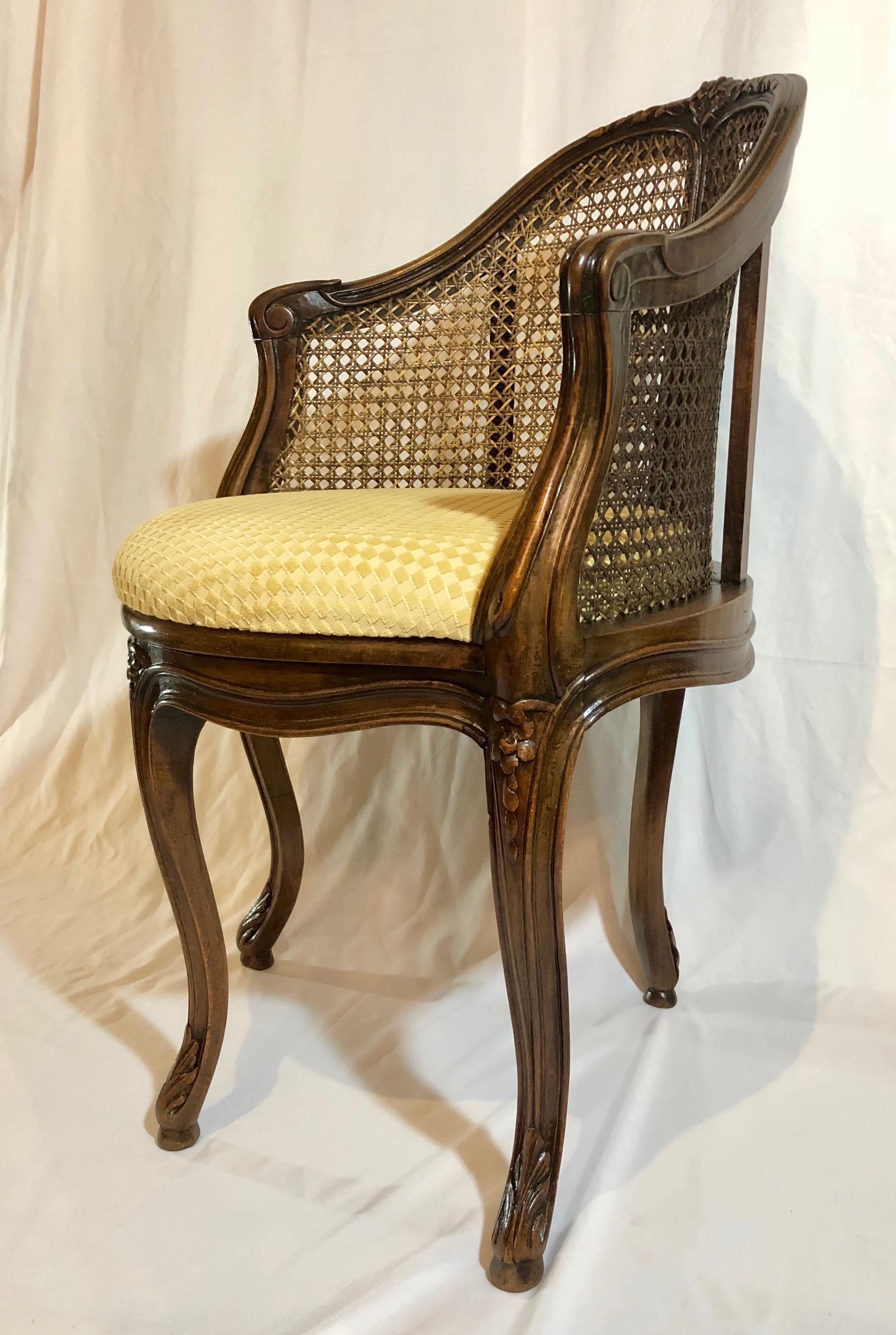 Silla esquinera con respaldo de caña de nogal Antique French Francés en venta