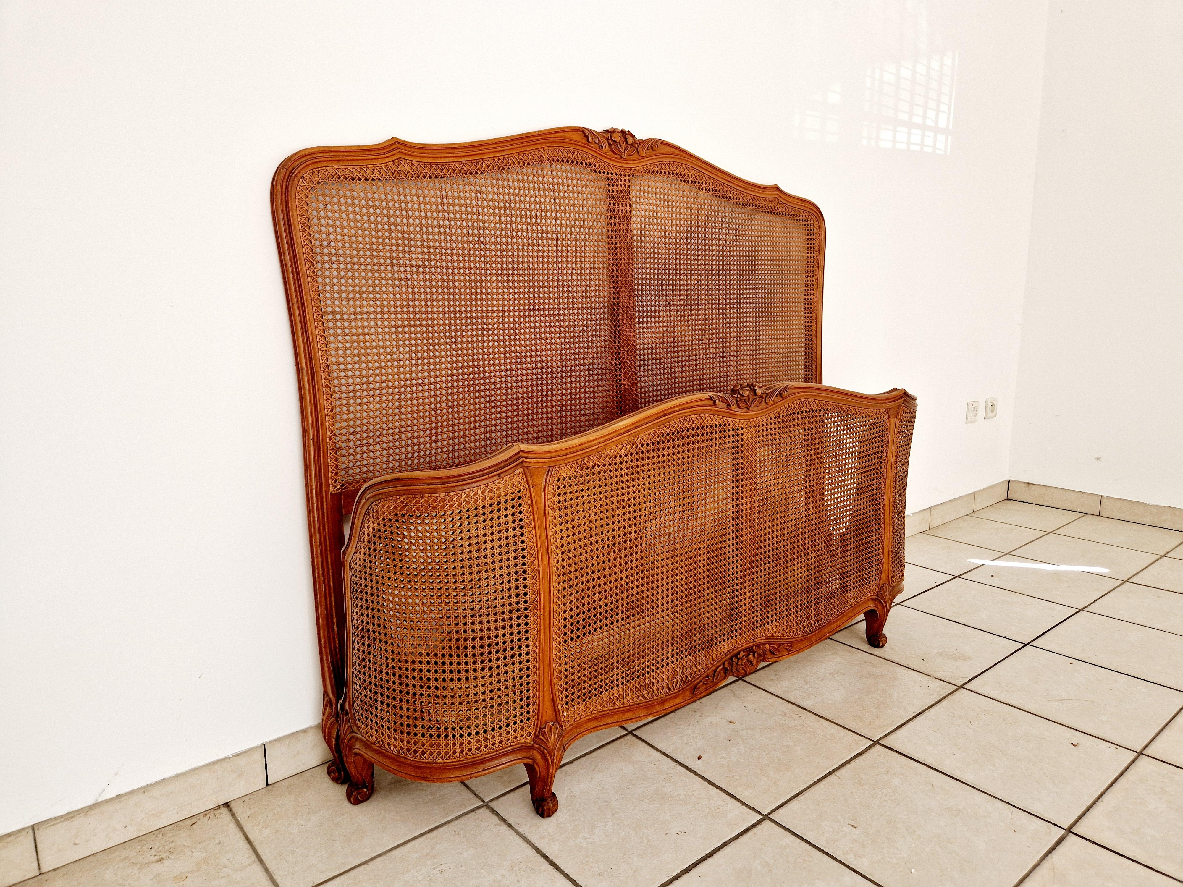 French Louis XV Style Brown Cane Corbeille Bed In Good Condition In Buxton, GB
