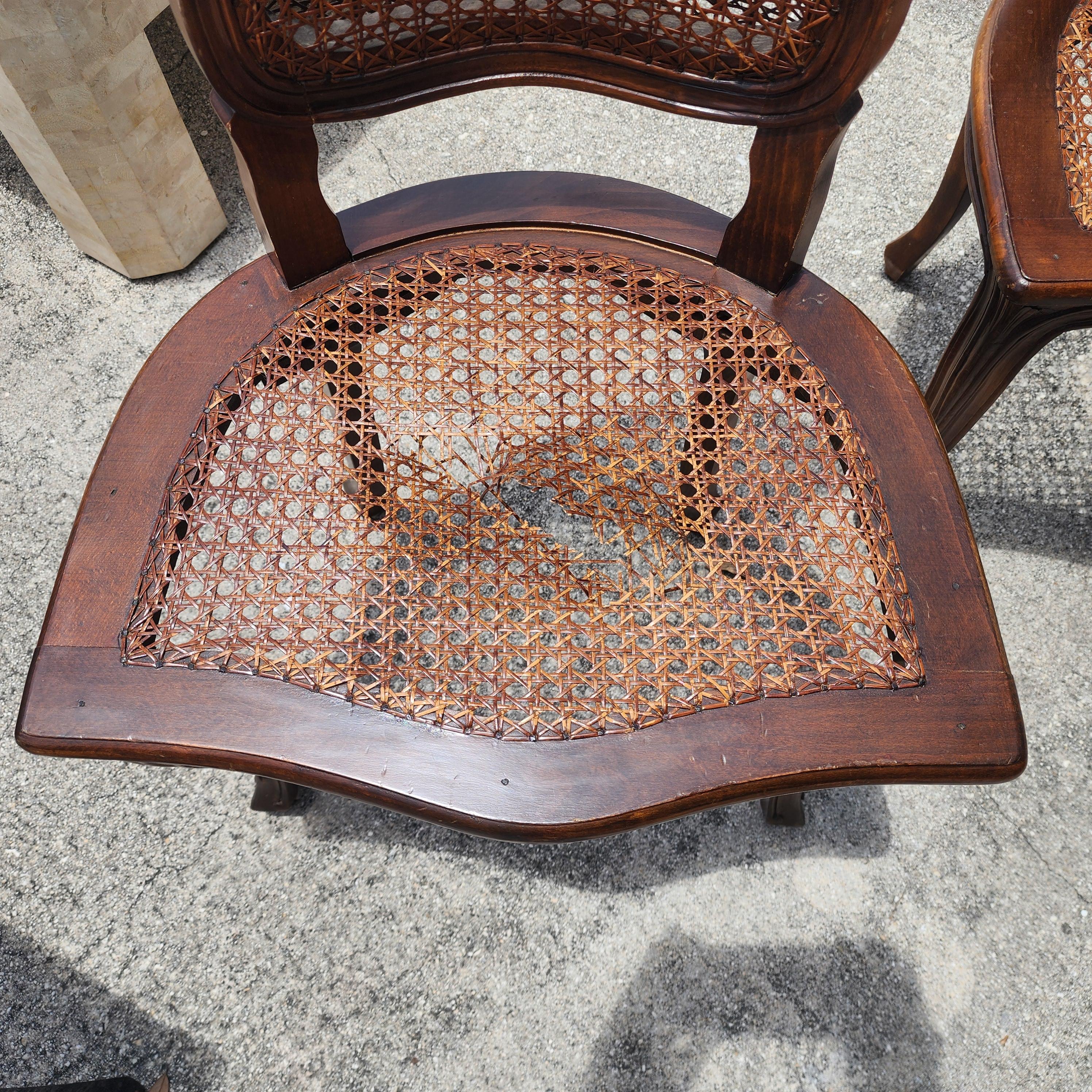 Chaises de salle à manger anciennes en noyer canné, ensemble de 6 en vente 6