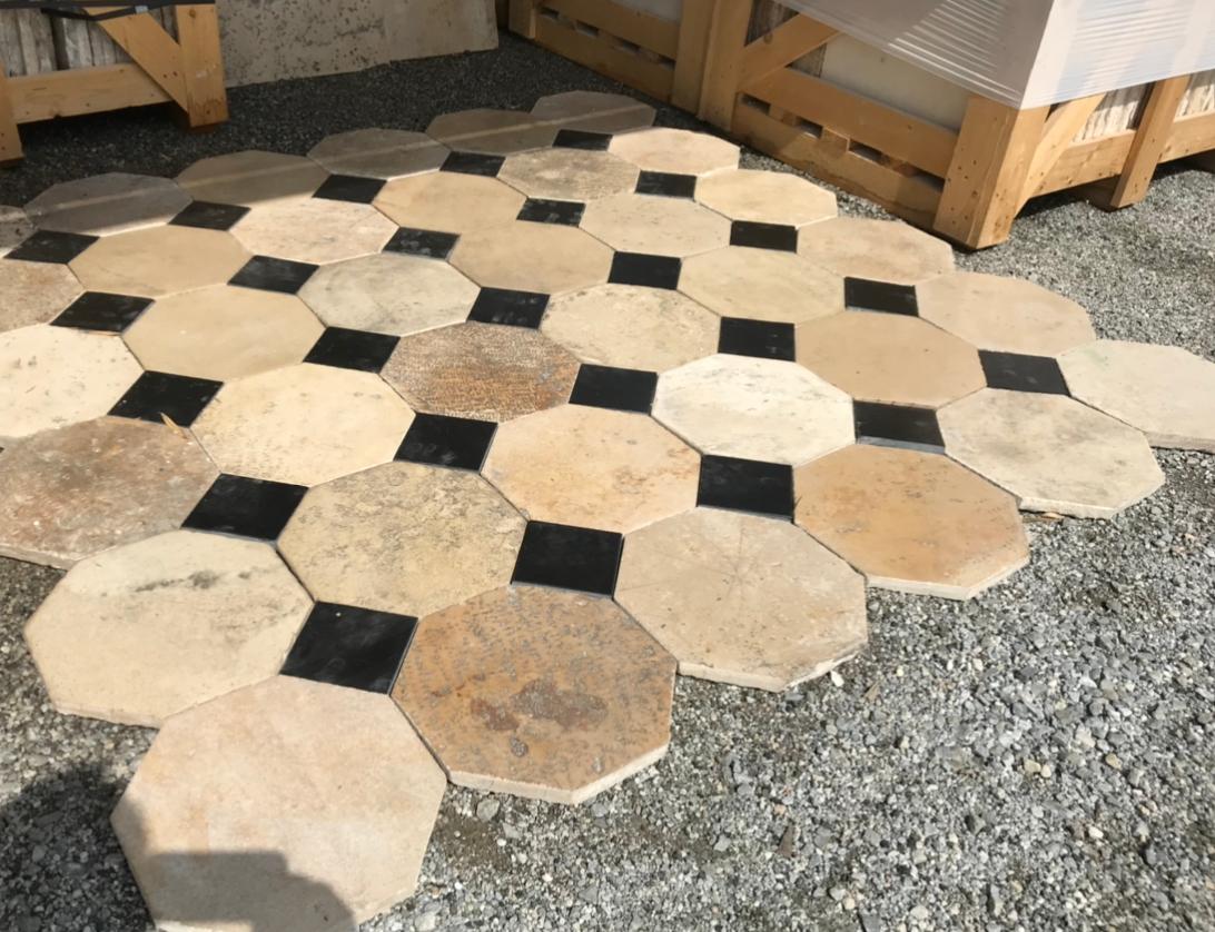 Antique French Cabochon in Bourgogne Limestone Flooring 18th Century In Excellent Condition For Sale In Forte Dei Marmi, IT