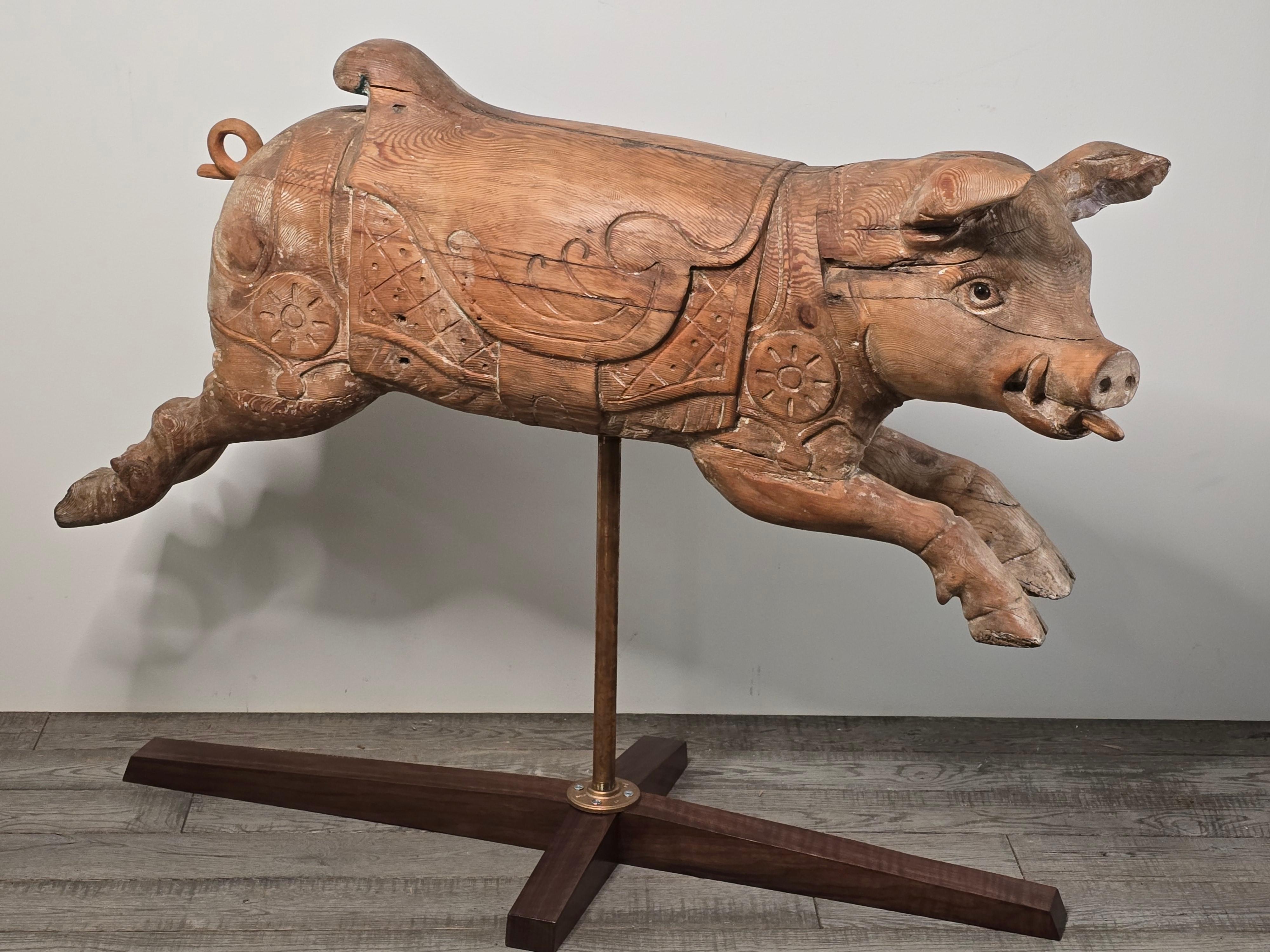 Ein seltenes und sehr ausdrucksstarkes Karussellschwein aus dem 19. Jahrhundert, das dem französischen Meisterschnitzer Gustave Bayol zugeschrieben wird, um 1900. Diese aus amerikanischem Kiefernholz gefertigte Figur zeigt Bayols typischen Stil -