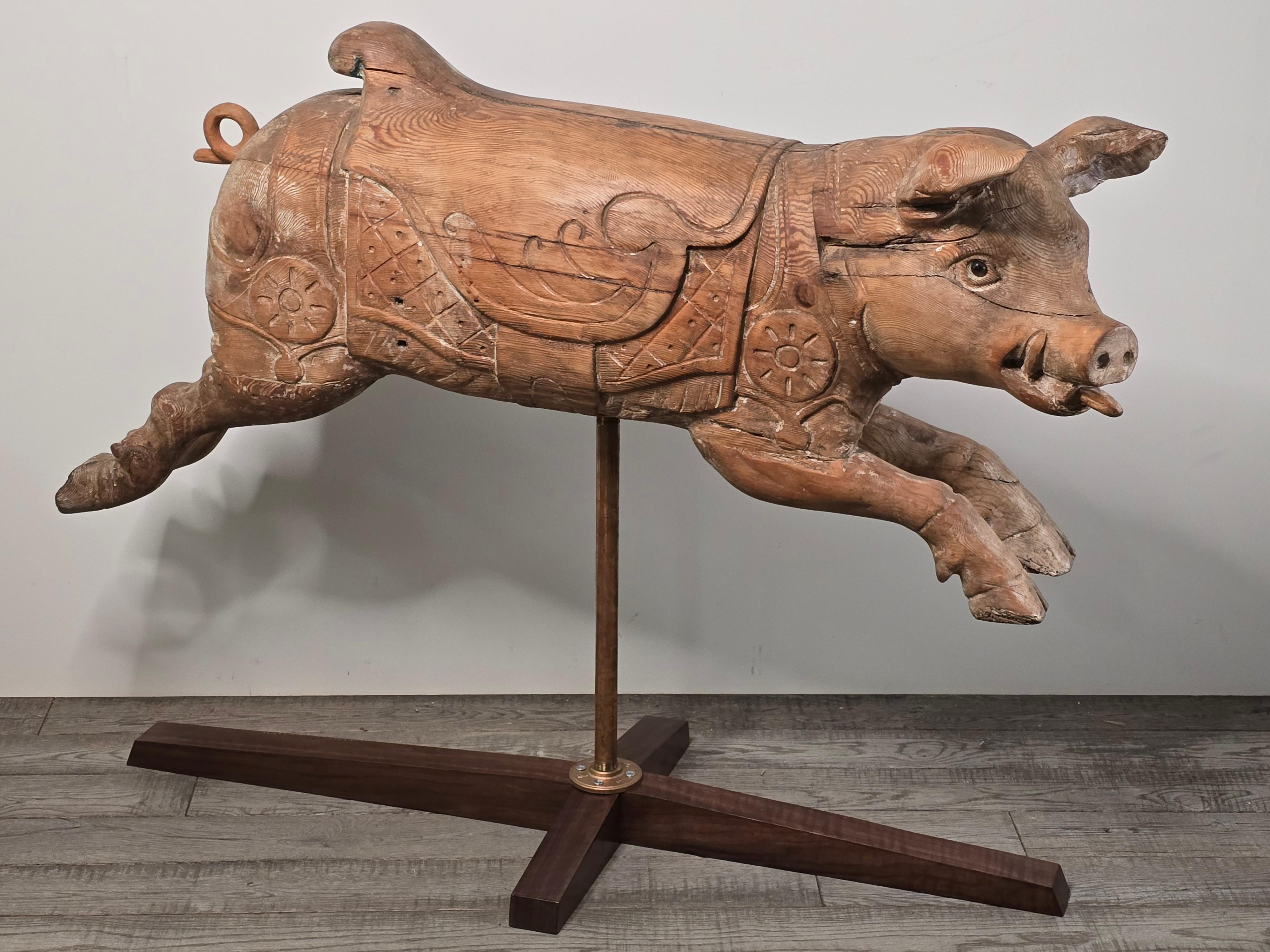 Antique French Karussell Schwein zugeschrieben Gustave Bayol auf Nussbaum Basis (Volkskunst) im Angebot