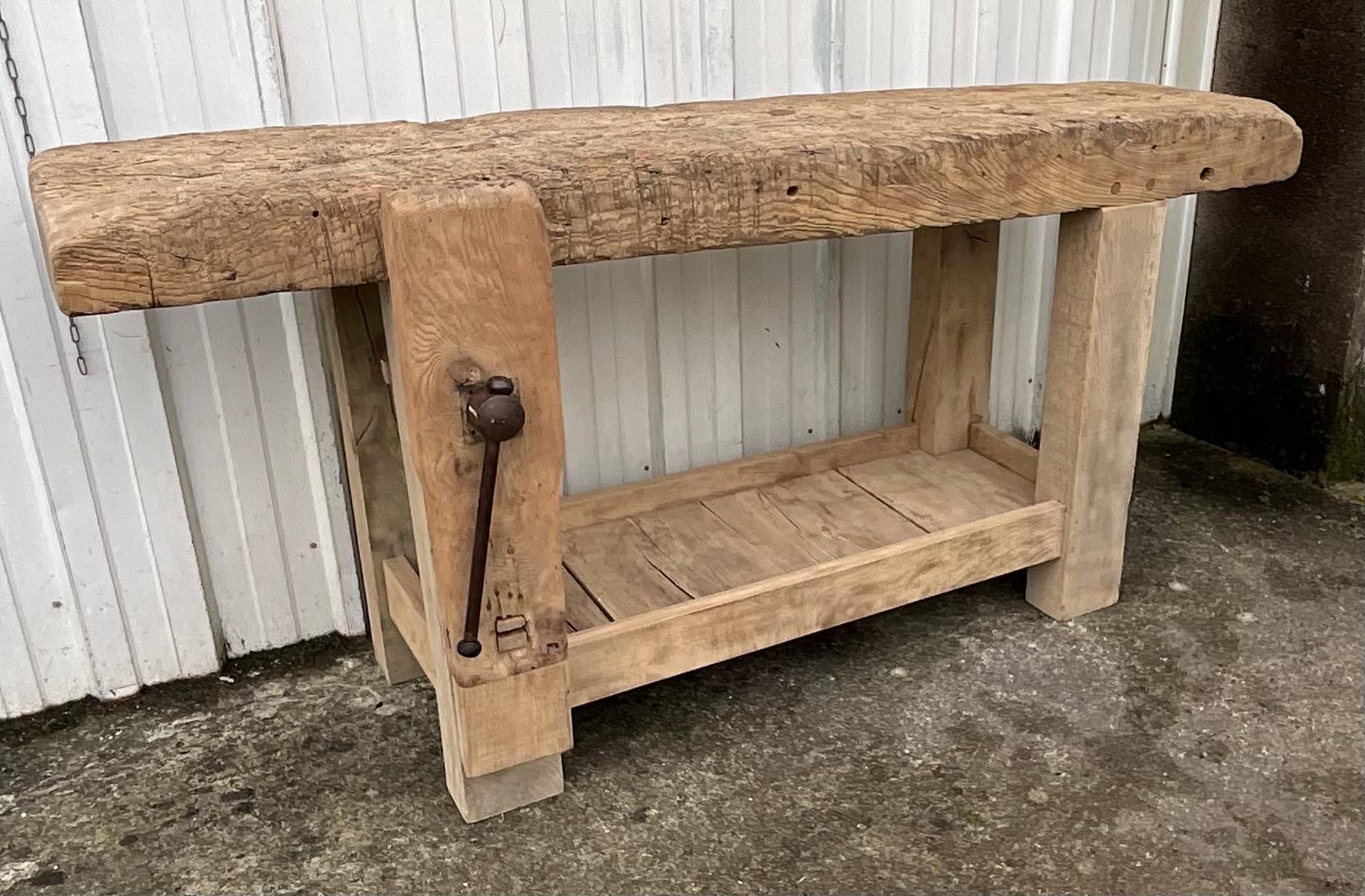 Diese antike französische Werkbank ist ein echtes Zeugnis traditioneller Handwerkskunst und verkörpert die Leidenschaft für die Holzbearbeitung. Aus edlen MATERIALEN wie massiver Eiche und Esche gefertigt, hat diese Werkbank den Test der Zeit