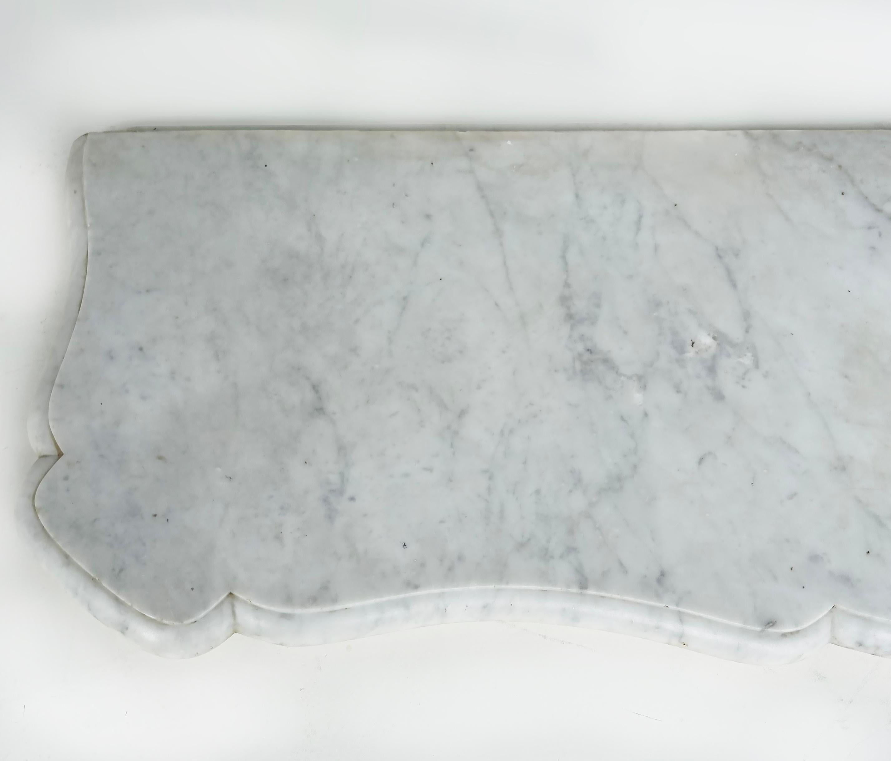 Antiker französischer Kaminsims aus Carrara-Marmor im Louis-XV-Stil  im Angebot 3