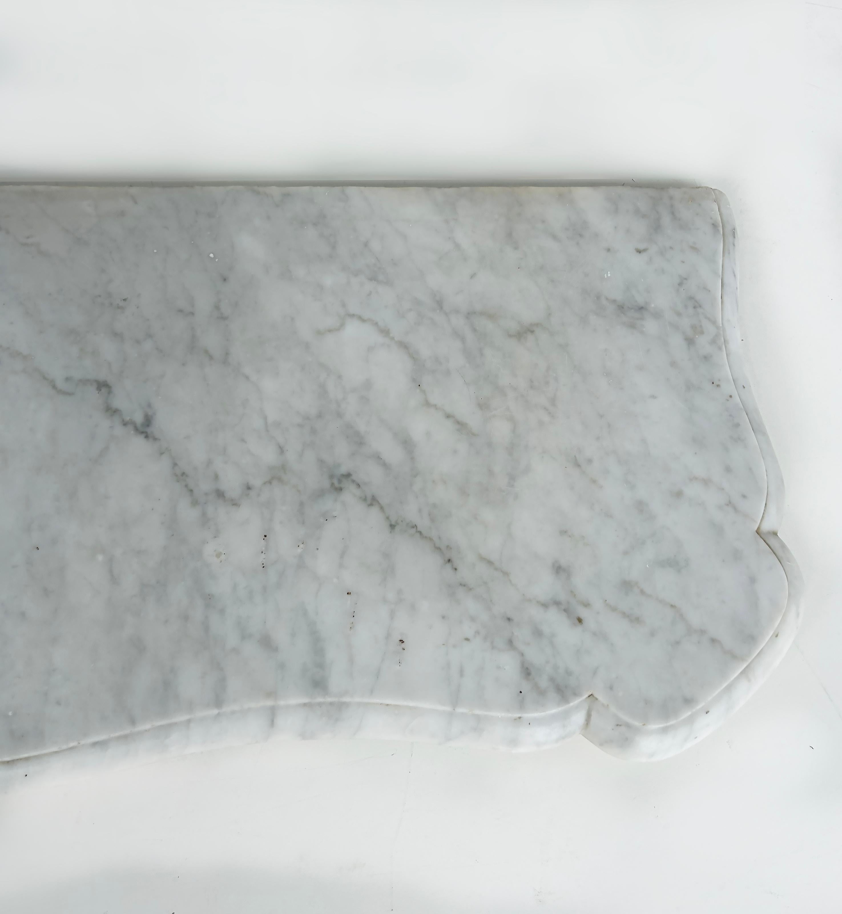 Antiker französischer Kaminsims aus Carrara-Marmor im Louis-XV-Stil  im Angebot 5