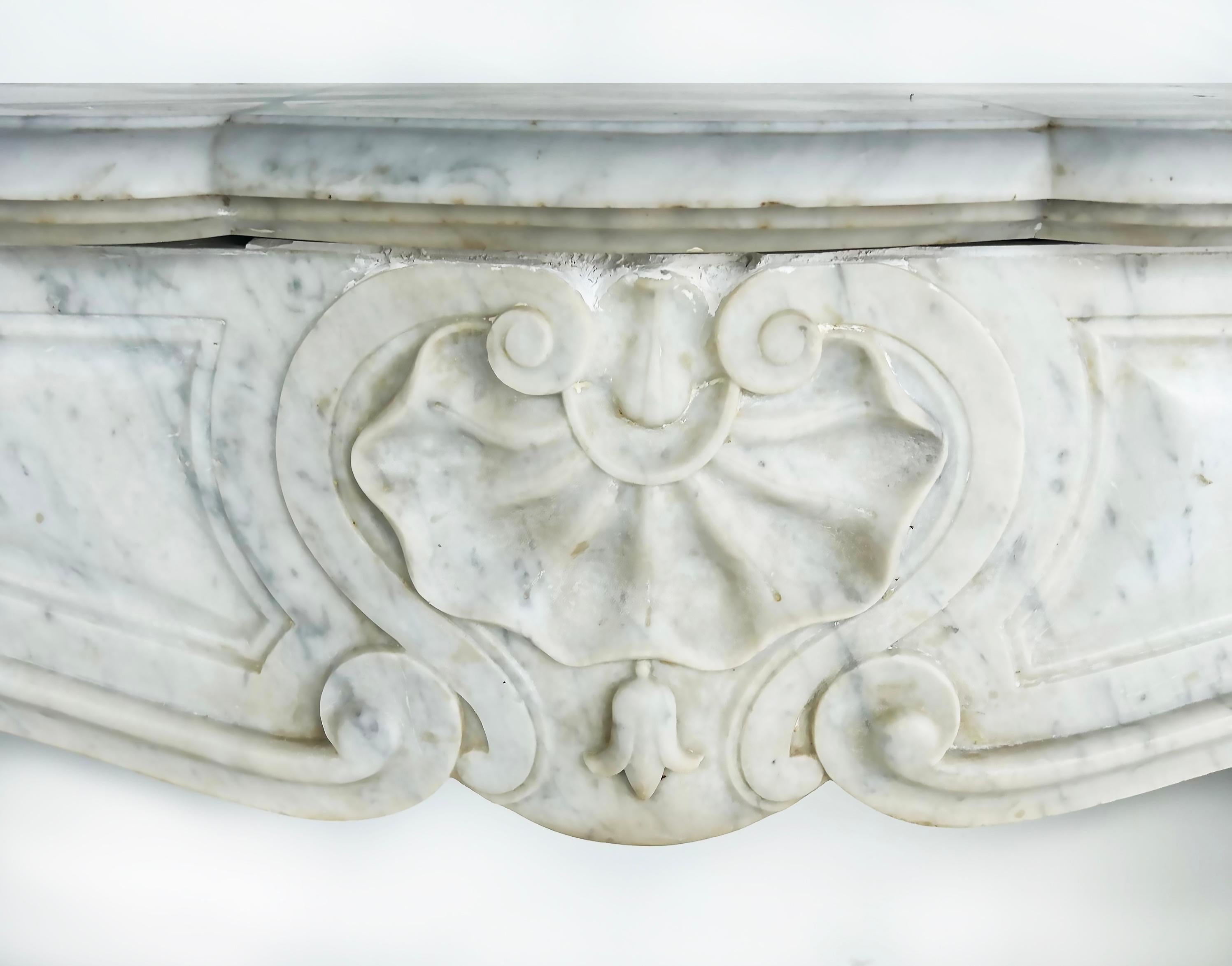 Antiker französischer Kaminsims aus Carrara-Marmor im Louis-XV-Stil  im Zustand „Gut“ im Angebot in Miami, FL
