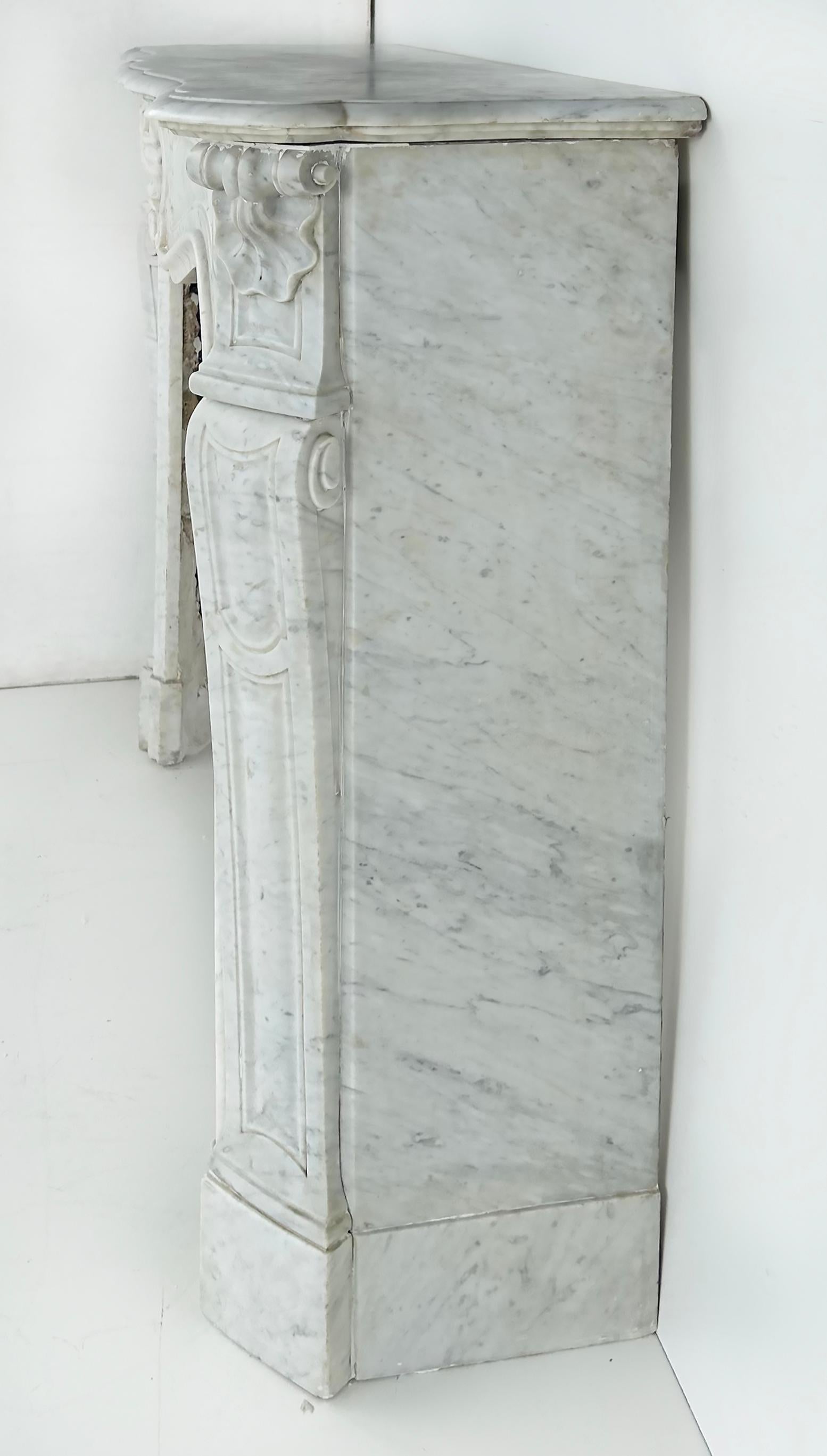 Antiker französischer Kaminsims aus Carrara-Marmor im Louis-XV-Stil  im Angebot 1