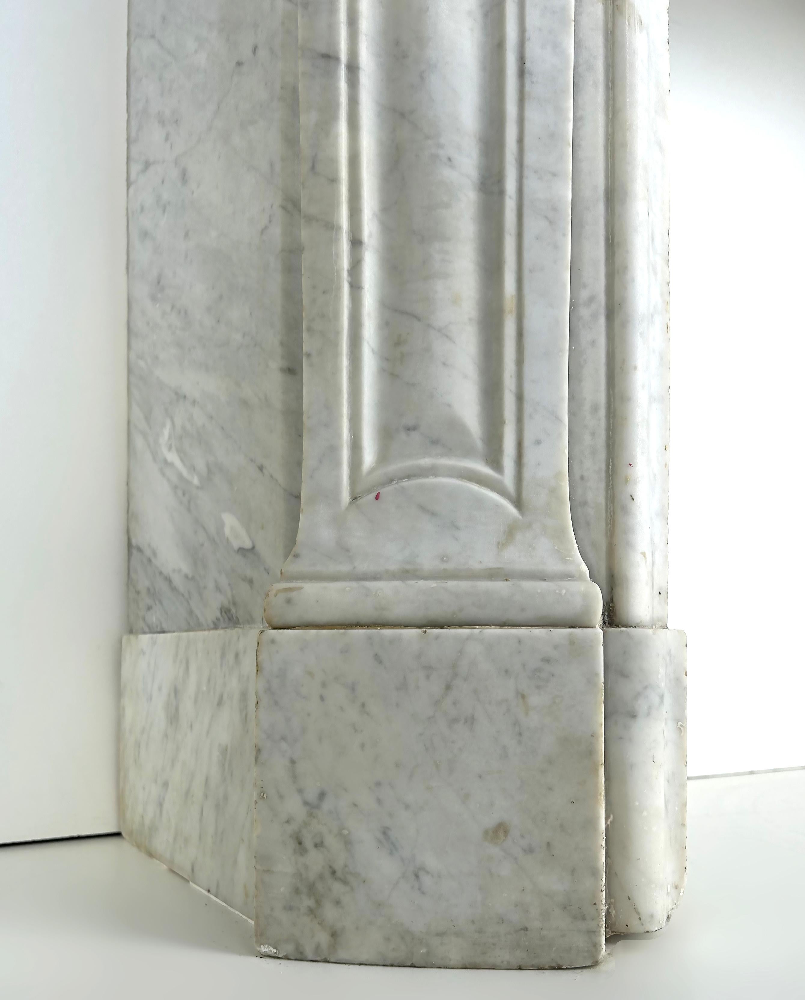 Antiker französischer Kaminsims aus Carrara-Marmor im Louis-XV-Stil  im Angebot 2
