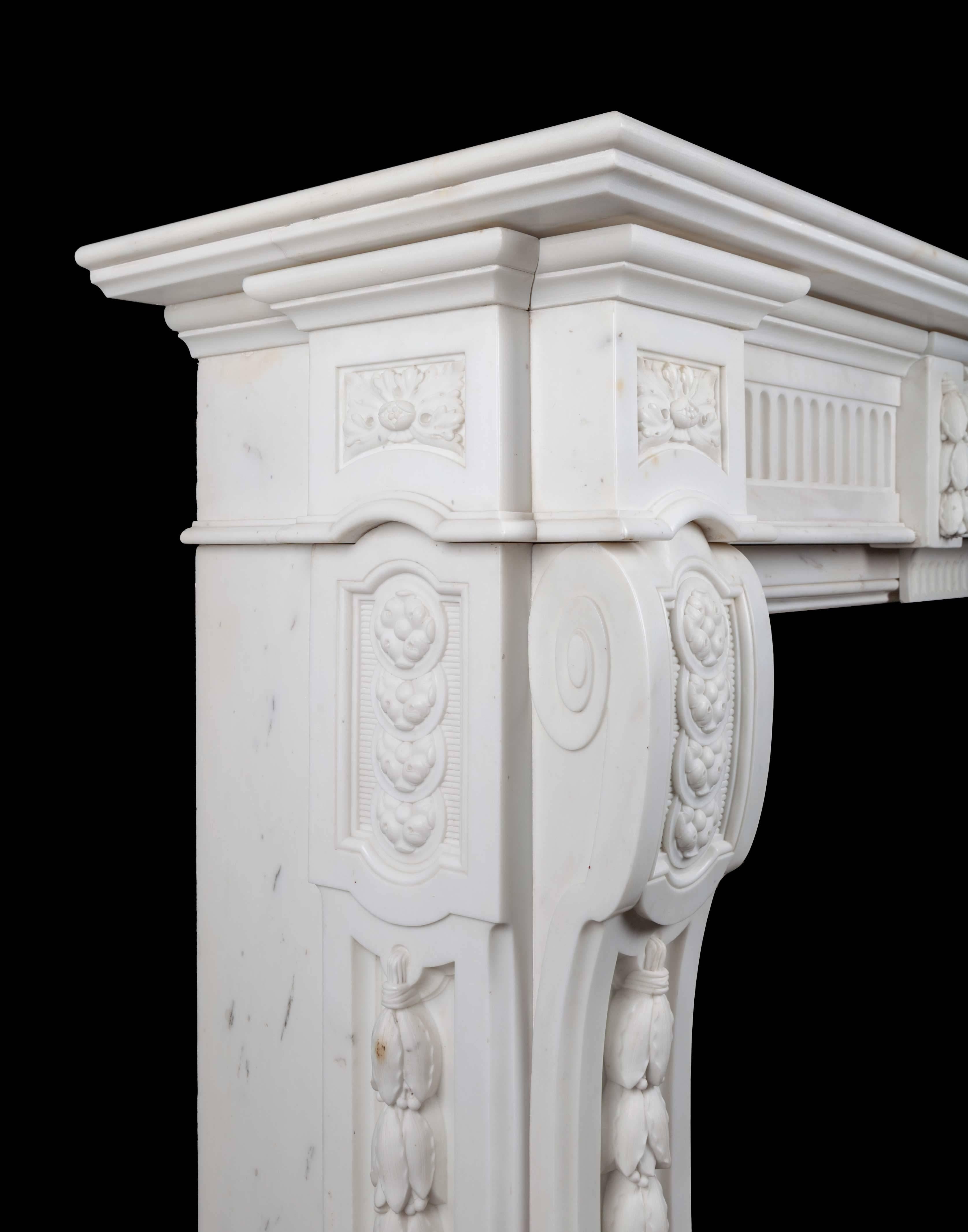 Napoléon III Cheminée française ancienne en marbre de Carrare en vente