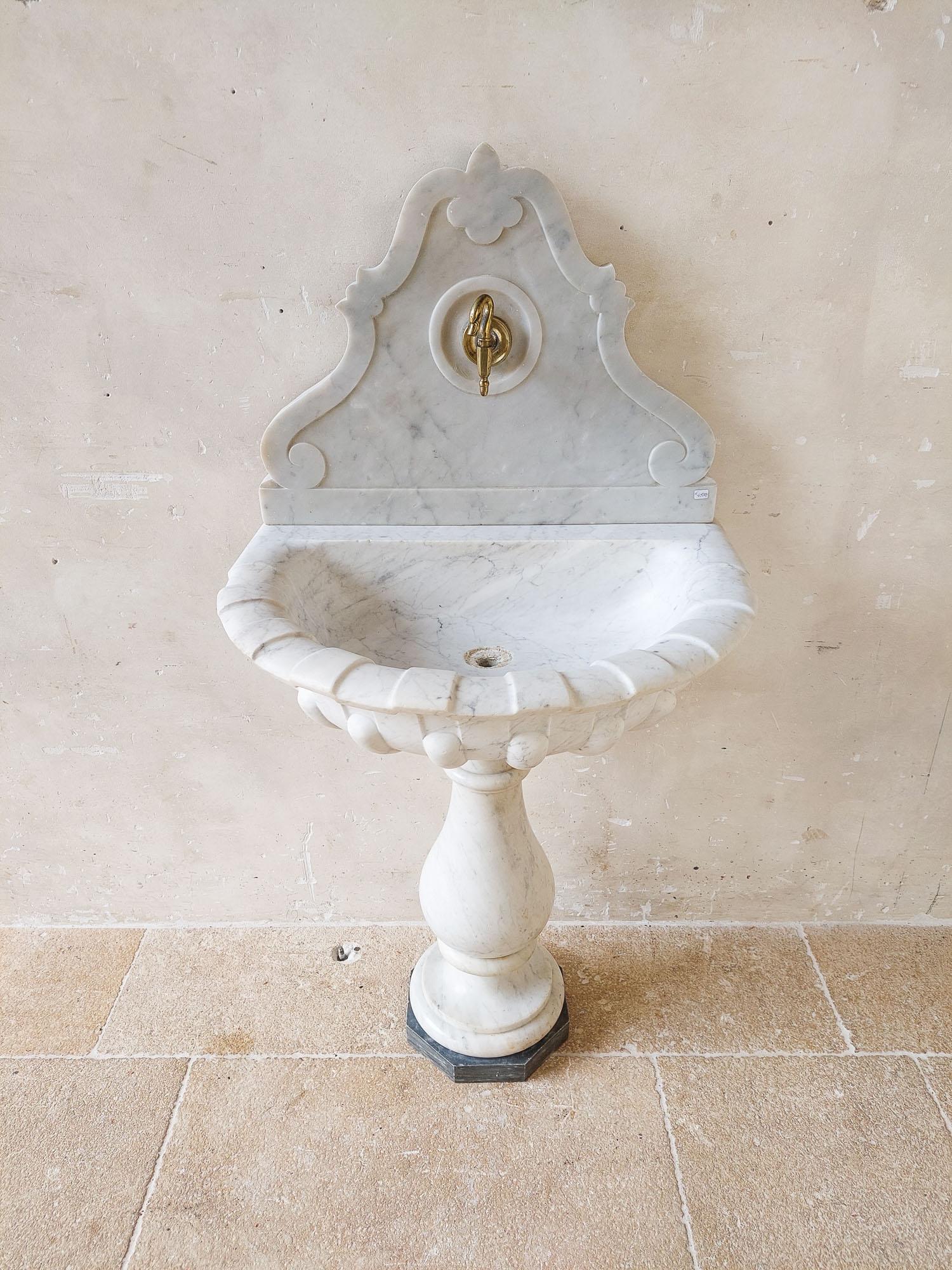 Antique French Carrara Marble Wall Fountain, ± 1770 In Good Condition In Baambrugge, NL