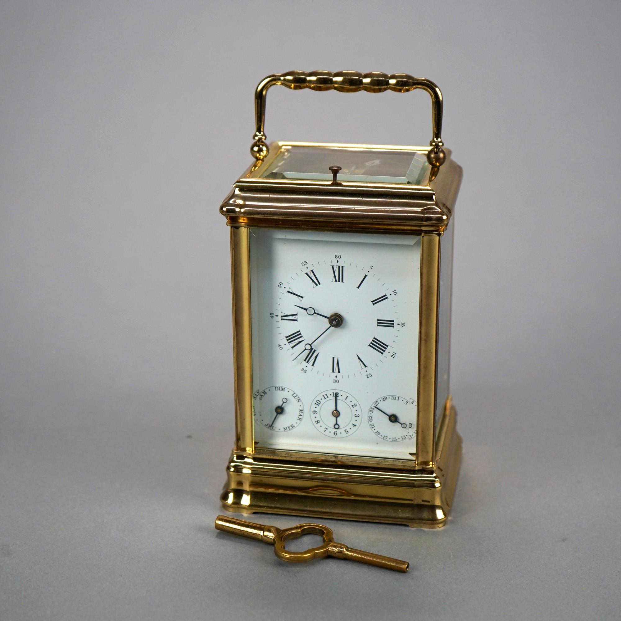 Eine antike französische Kutschenuhr bietet Messing- und Kristallgehäuse mit Herstellerstempel en verso wie fotografiert, mit Schlüssel, läuft reibungslos und hält genaue Zeit, um 1900

Maße: 6''H x 4''W x 3,5''D.