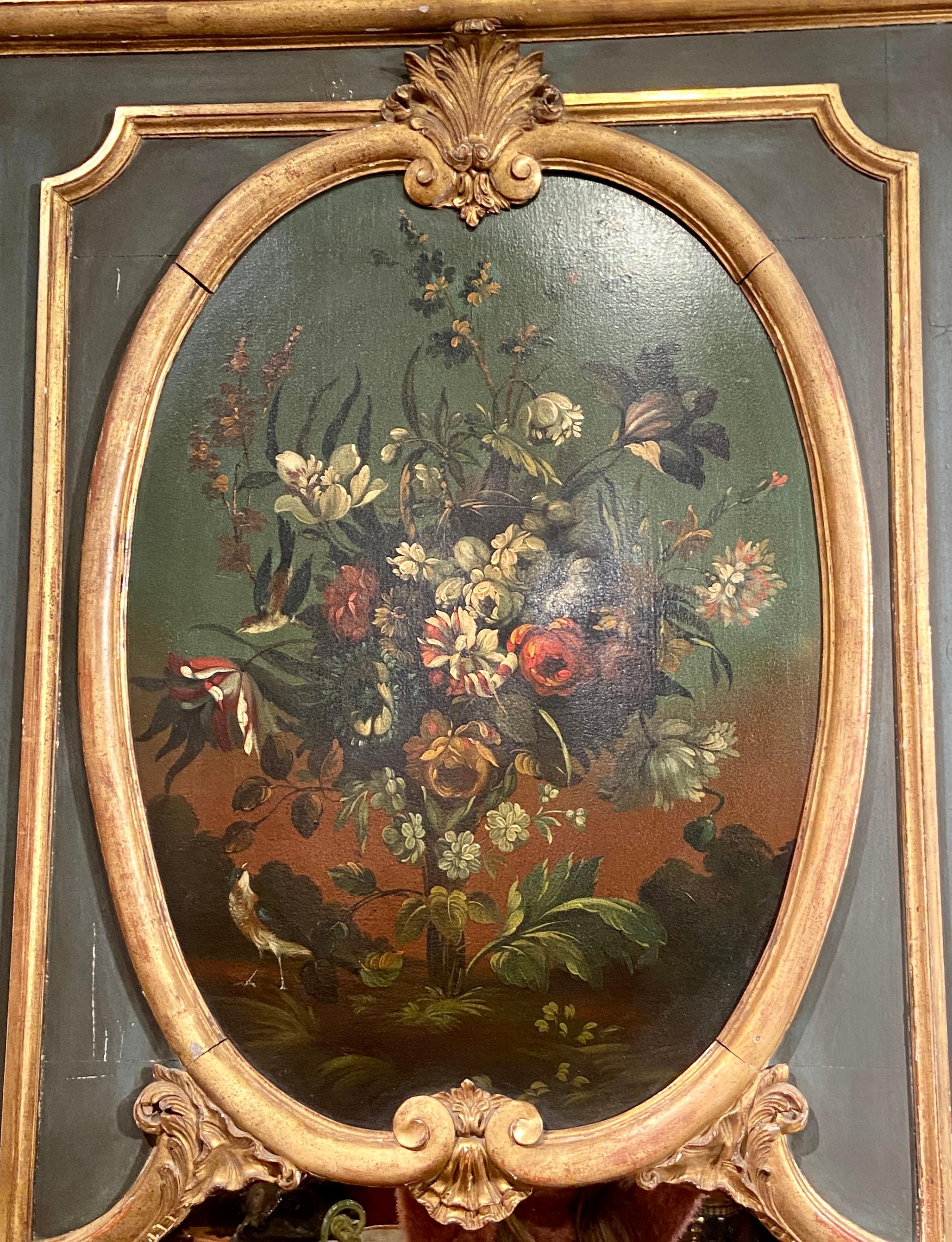Miroir trumeau français ancien en bois sculpté et doré avec peinture, Circa 1890-1910.
