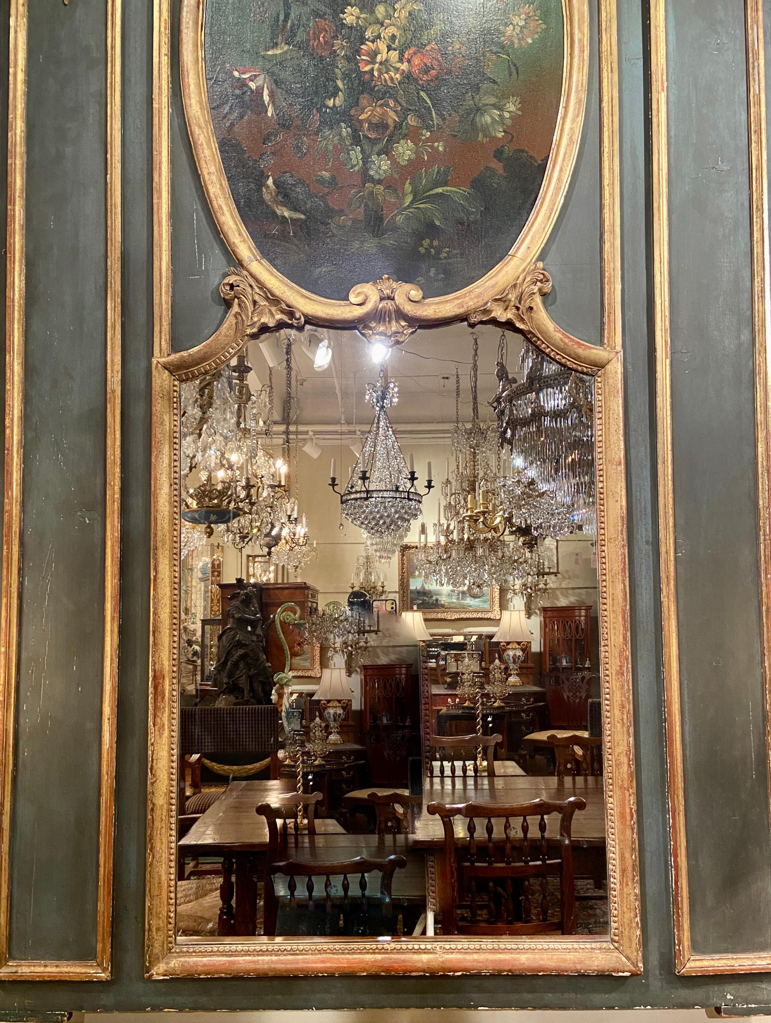 Français Miroir Trumeau français ancien en bois sculpté et doré avec peinture datant d'environ 1890 à 1910 en vente